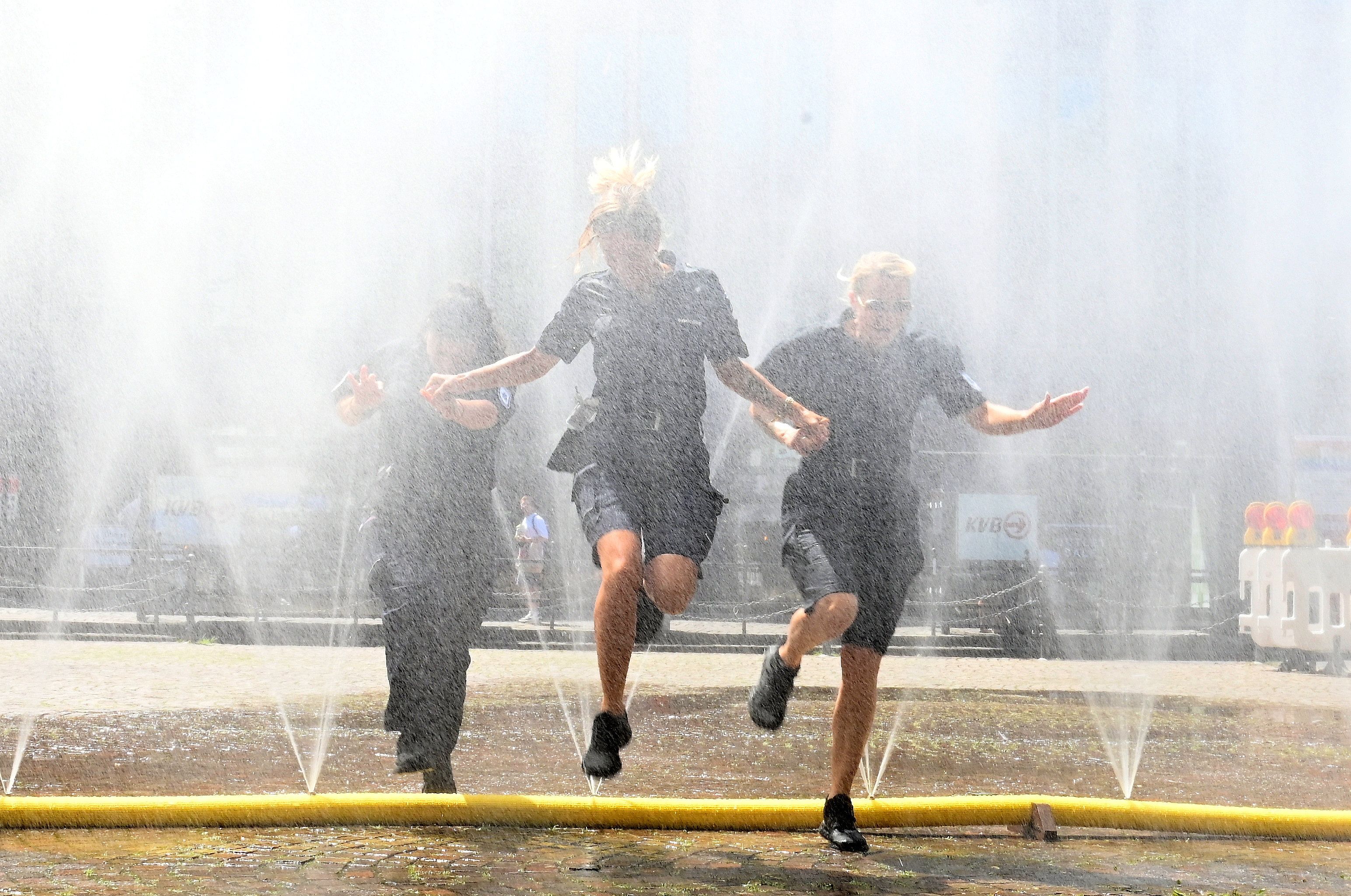 Beim Projekt „Cooling Cologne“ will die Stadt Köln erneut an Kölner Hotspots erfrischen, indem ein Wassernebel gegen die Sommerhitze eingesetzt wird.