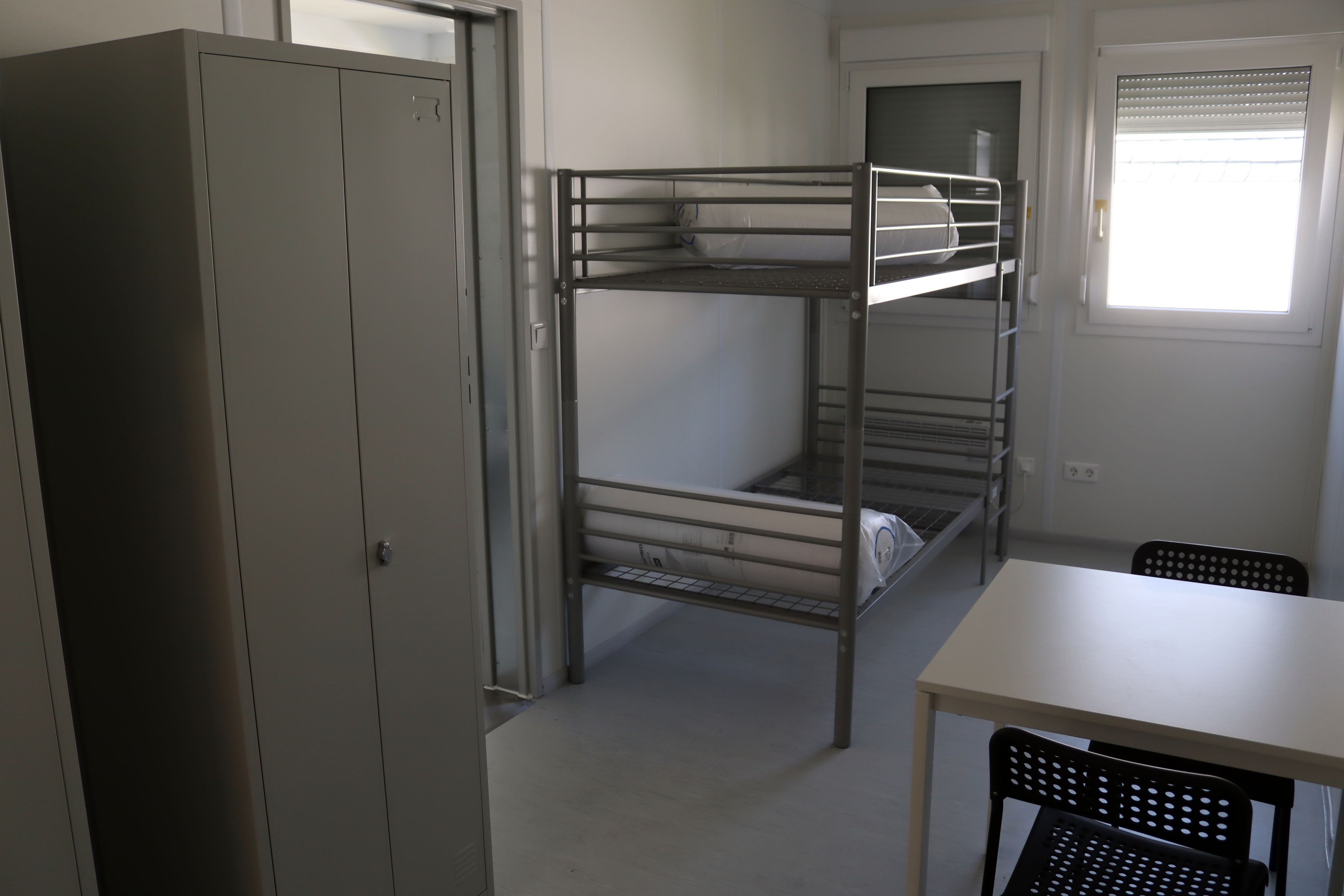 Das Bild zeigt einen Blick in ein Zimmer in der Geflüchtetenunterkunft.