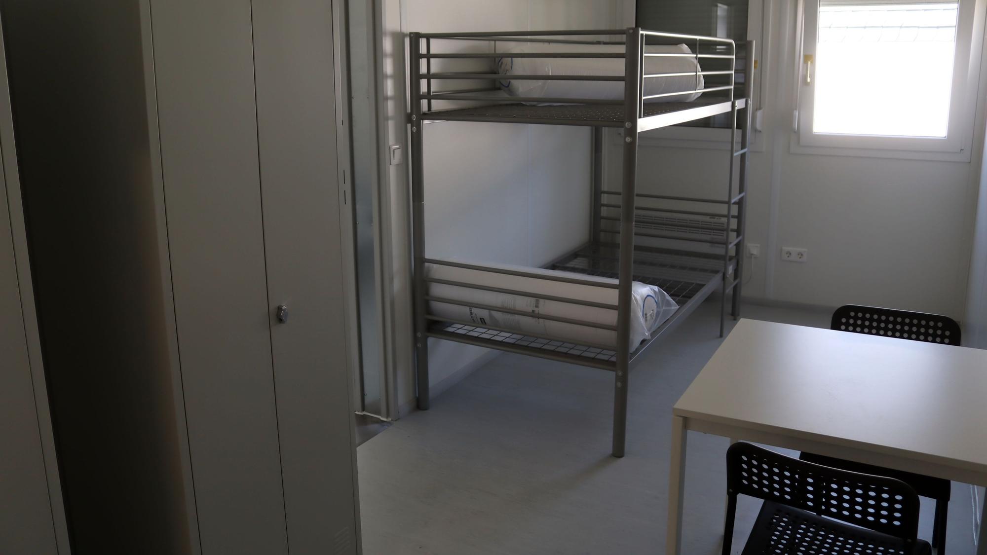 Das Bild zeigt einen Blick in ein Zimmer in der Geflüchtetenunterkunft.