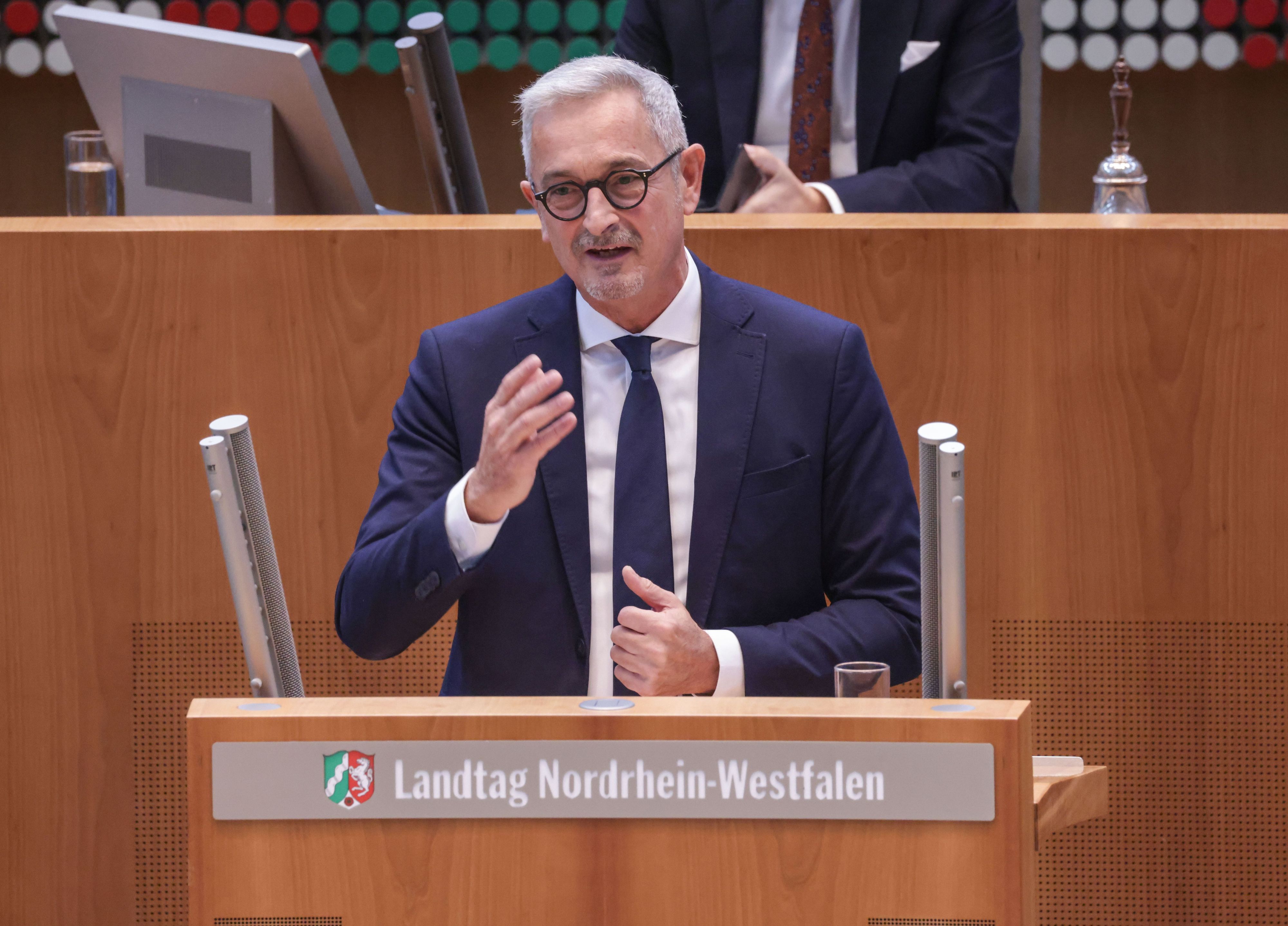 ARCHIV - 08.10.2025, Nordrhein-Westfalen, Düsseldorf: Werner Pfeil (FDP), spricht im Landtag über die Drohnenabwehr. Der Landtag in Nordrhein-Westfalen debattiert über Drohnen-Gefahr für die NRW-Infrastruktur. (zu dpa: «Wahlkampf oder Fürsorgepflicht? SPD setzt U-Ausschuss durch») Foto: Oliver Berg/dpa +++ dpa-Bildfunk +++