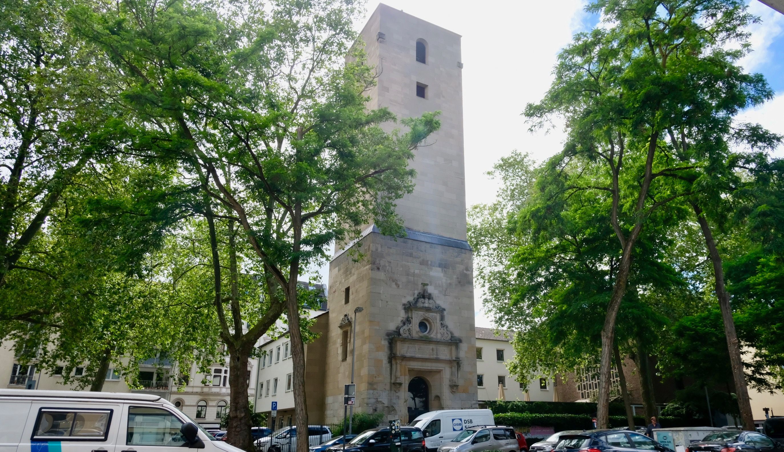 Die Lutherkirche in der Südstadt von der Rolandstraße aus gesehen.