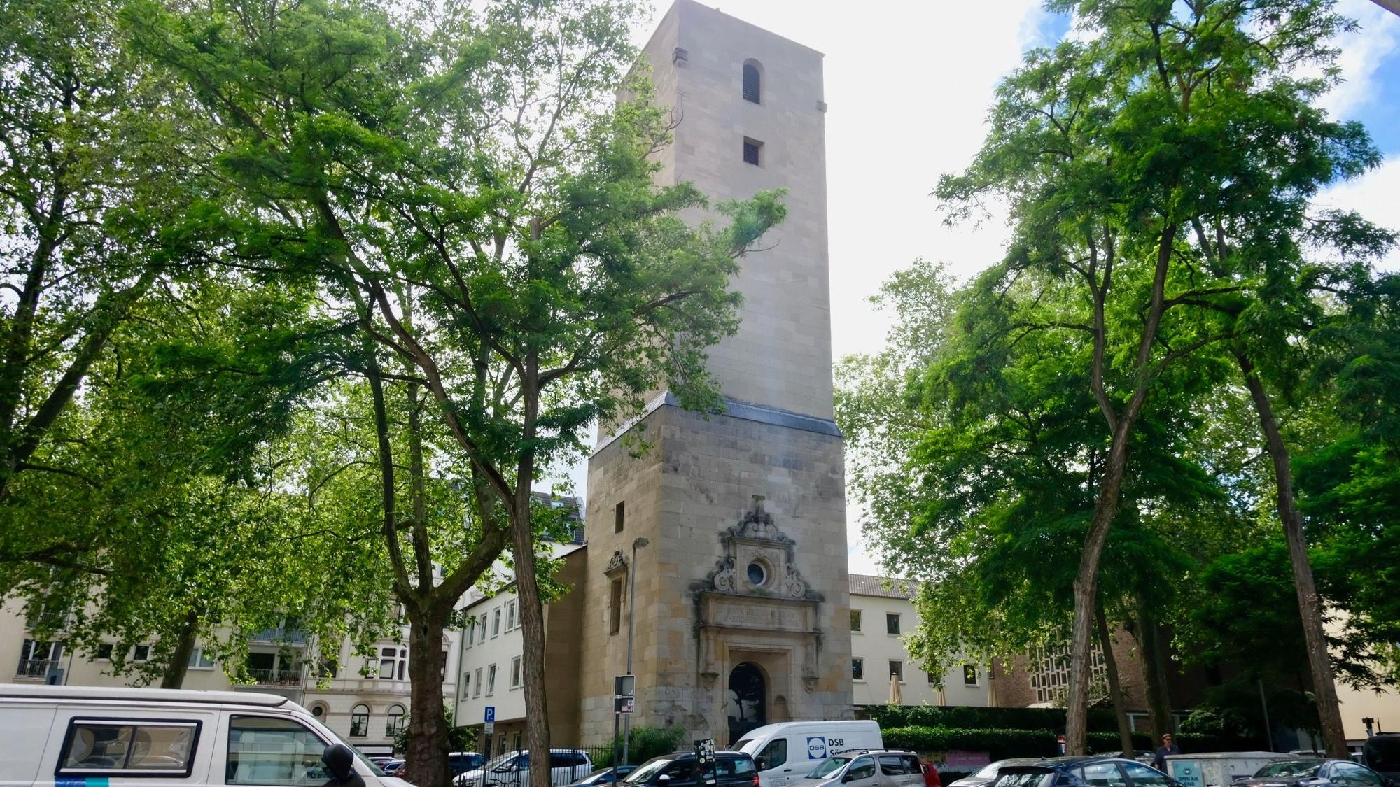 Die Lutherkirche in der Südstadt von der Rolandstraße aus gesehen.