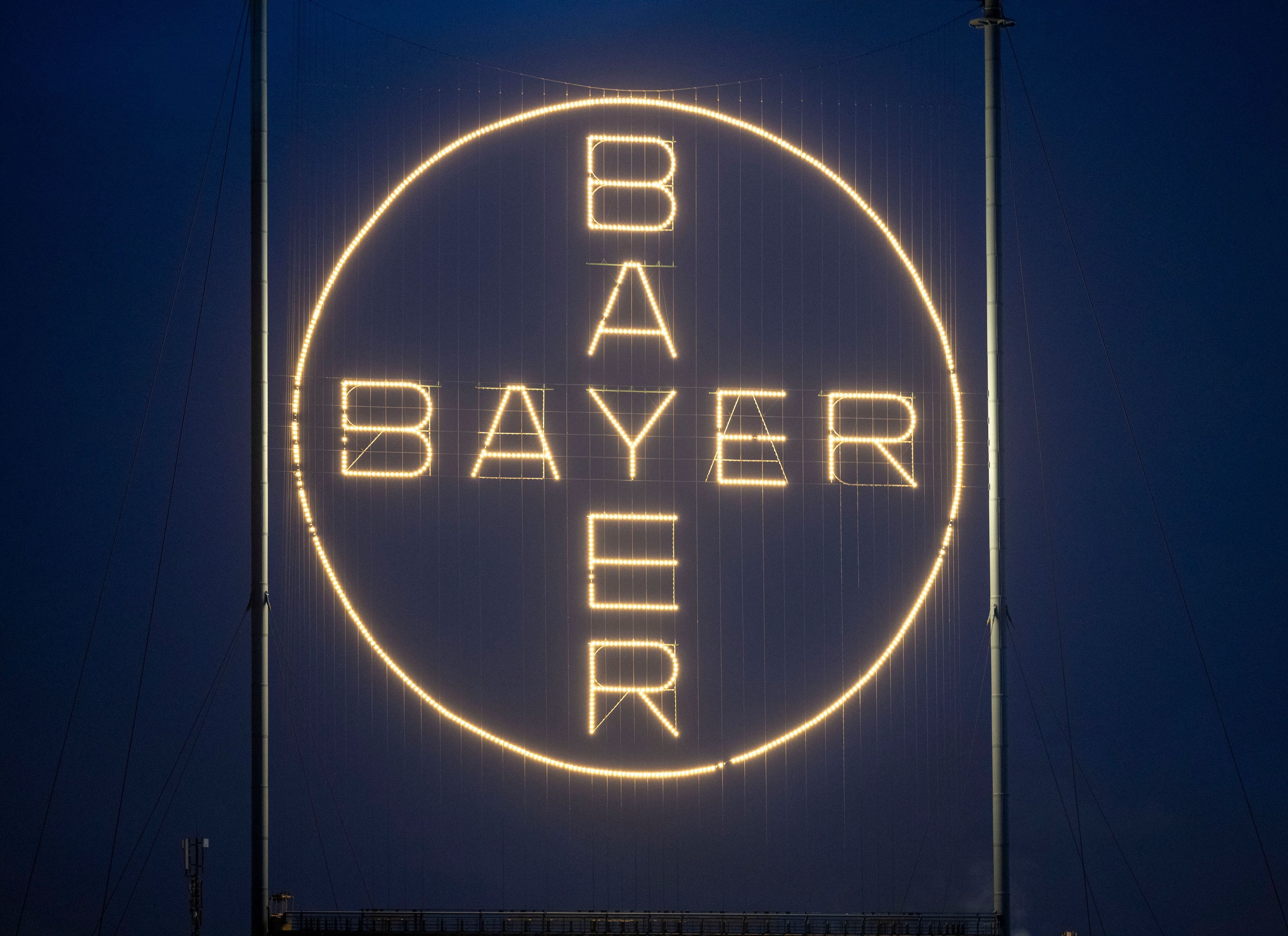 Das Bayer Kreuz, das Logo des Unternehmens, leuchtet auf dem Werksgelände von Bayer in Leverkusen.