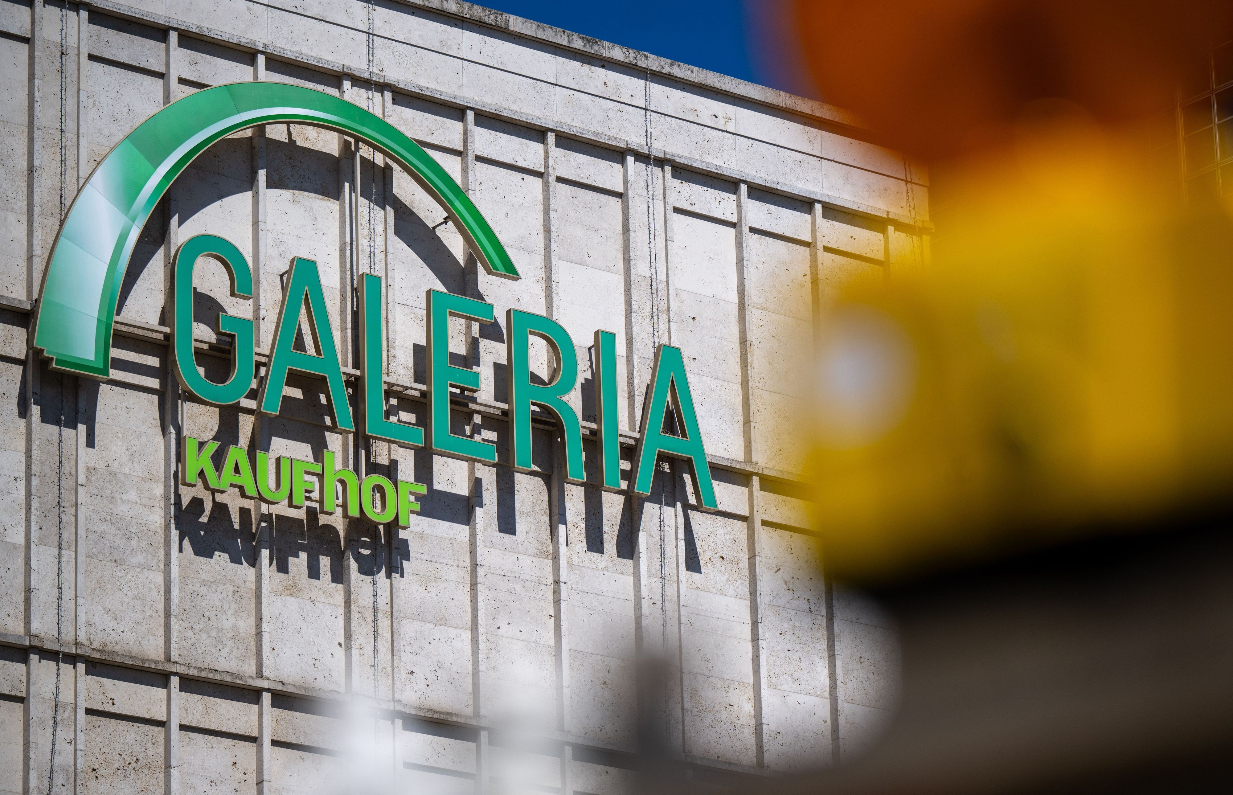 Blick auf das Logo der Galeria Kaufhof am Kaufhaus am Alexanderplatz.