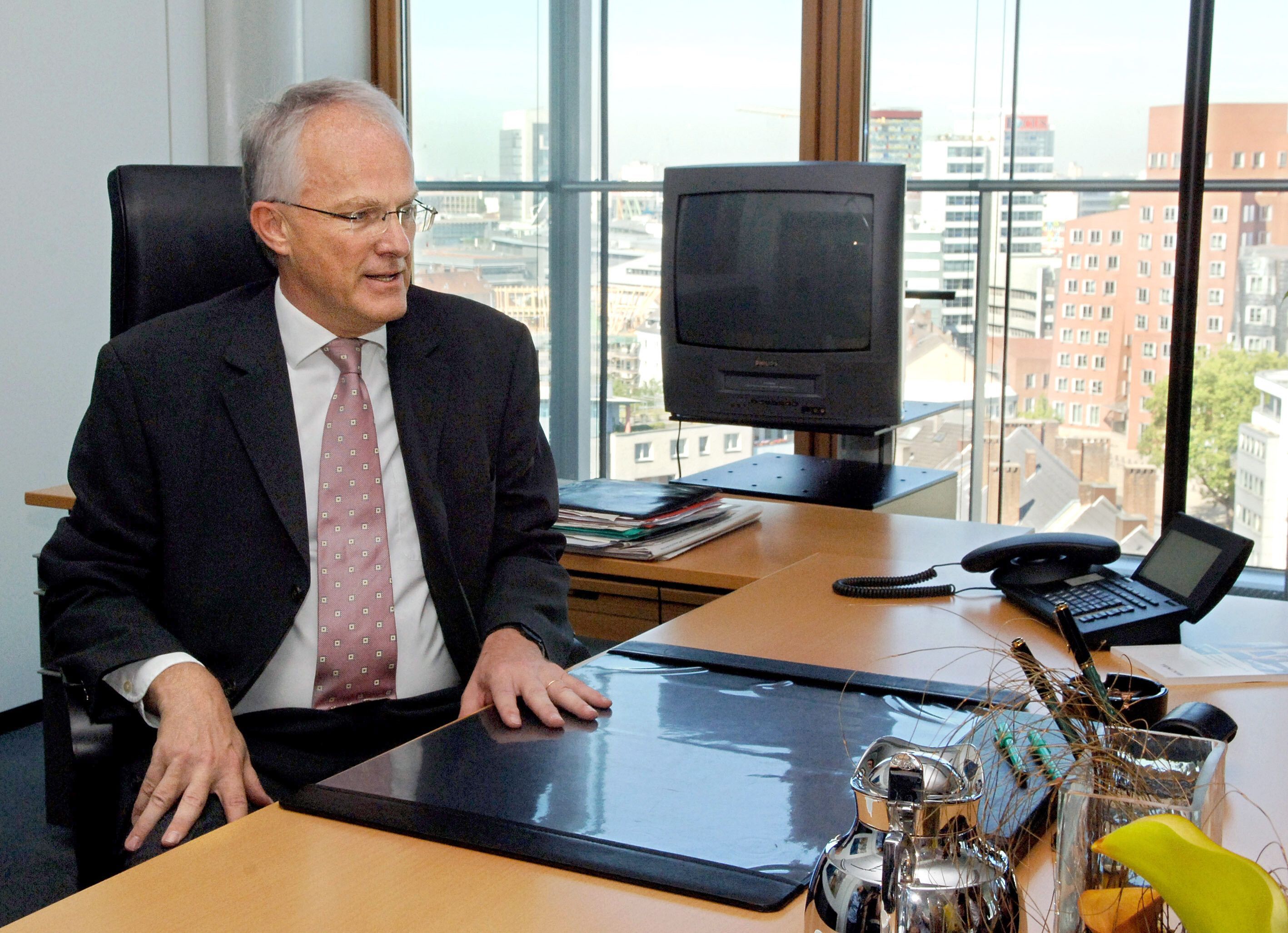 Jürgen Rüttgers (CDU), nimmt am 23. Juni 2005 zum ersten Mal an seinem neuen Schreibtisch in der Staatskanzlei in Düsseldorf Platz.