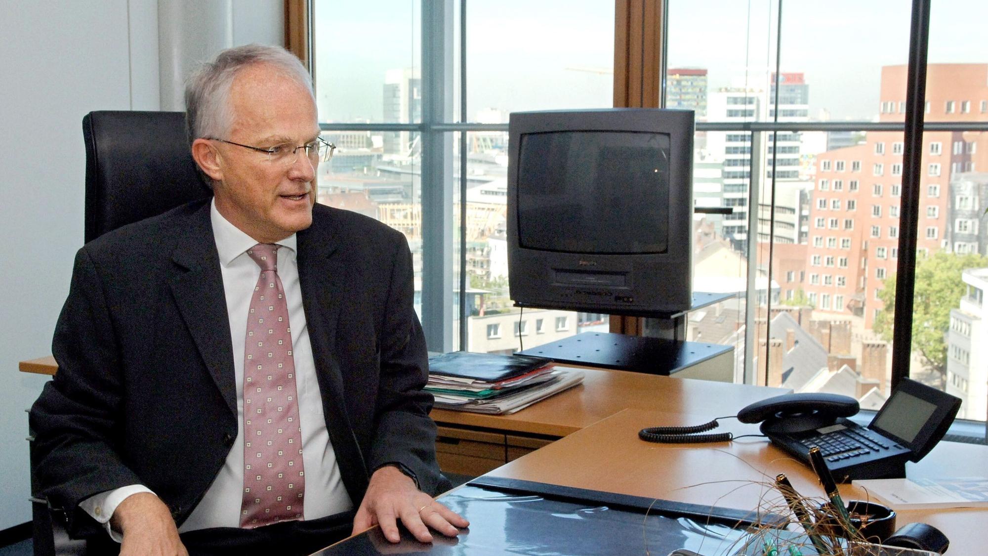 Jürgen Rüttgers (CDU), nimmt am 23. Juni 2005 zum ersten Mal an seinem neuen Schreibtisch in der Staatskanzlei in Düsseldorf Platz.