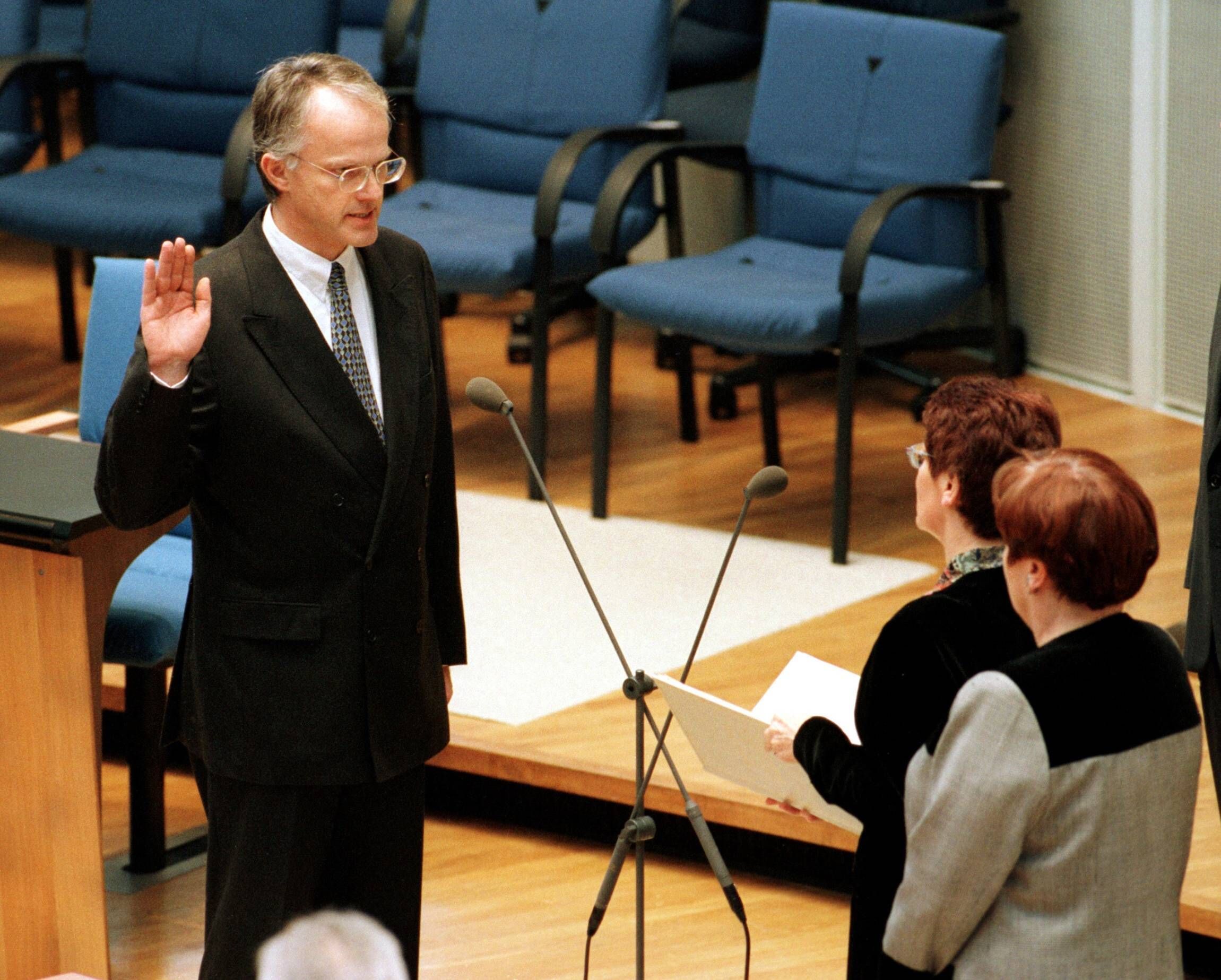 Ein Foto aus dem Jahr 1994: Rita Suessmuth vereidigt Juergen Ruettgers (CDU) im Bundestag zum Minister fuer Forschung und Technologie.