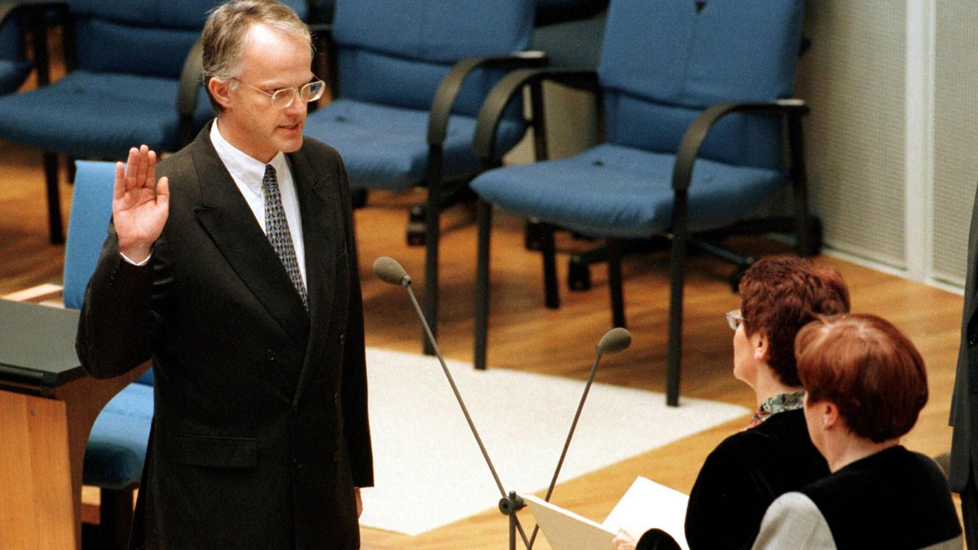 Ein Foto aus dem Jahr 1994: Rita Suessmuth vereidigt Juergen Ruettgers (CDU) im Bundestag zum Minister fuer Forschung und Technologie.