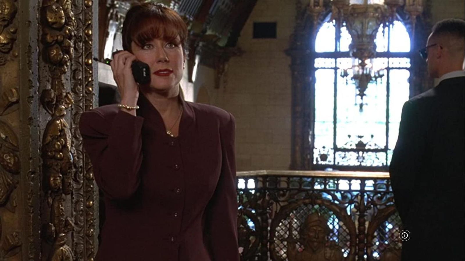 First Lady Marilyn Whitmore (Mary McDonnell) kann sich gerade noch rechtzeitig in Sicherheit bringen, bevor die Außerirdischen Los Angeles dem Erdboden gleich machen. (Bild: 20th Century Fox)