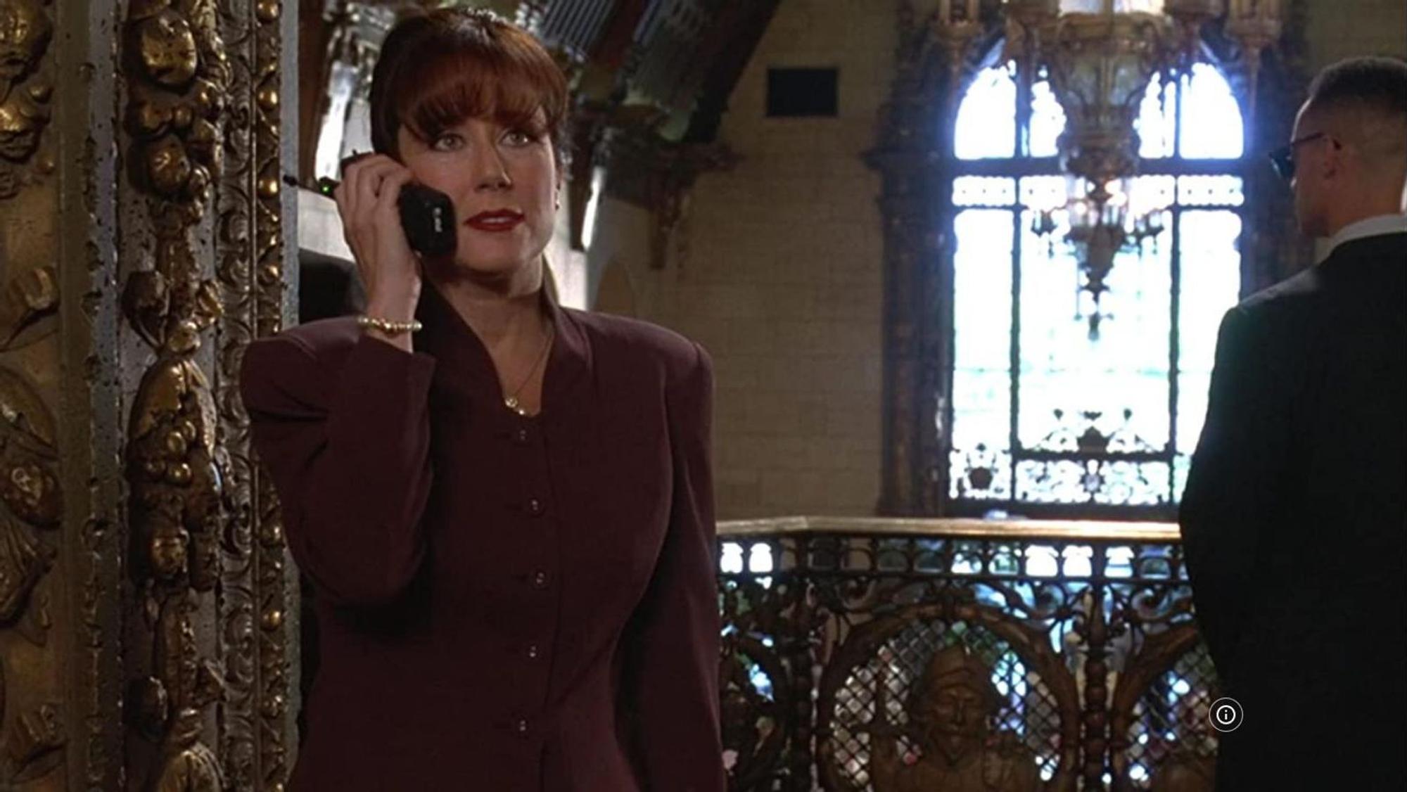 First Lady Marilyn Whitmore (Mary McDonnell) kann sich gerade noch rechtzeitig in Sicherheit bringen, bevor die Außerirdischen Los Angeles dem Erdboden gleich machen. (Bild: 20th Century Fox)