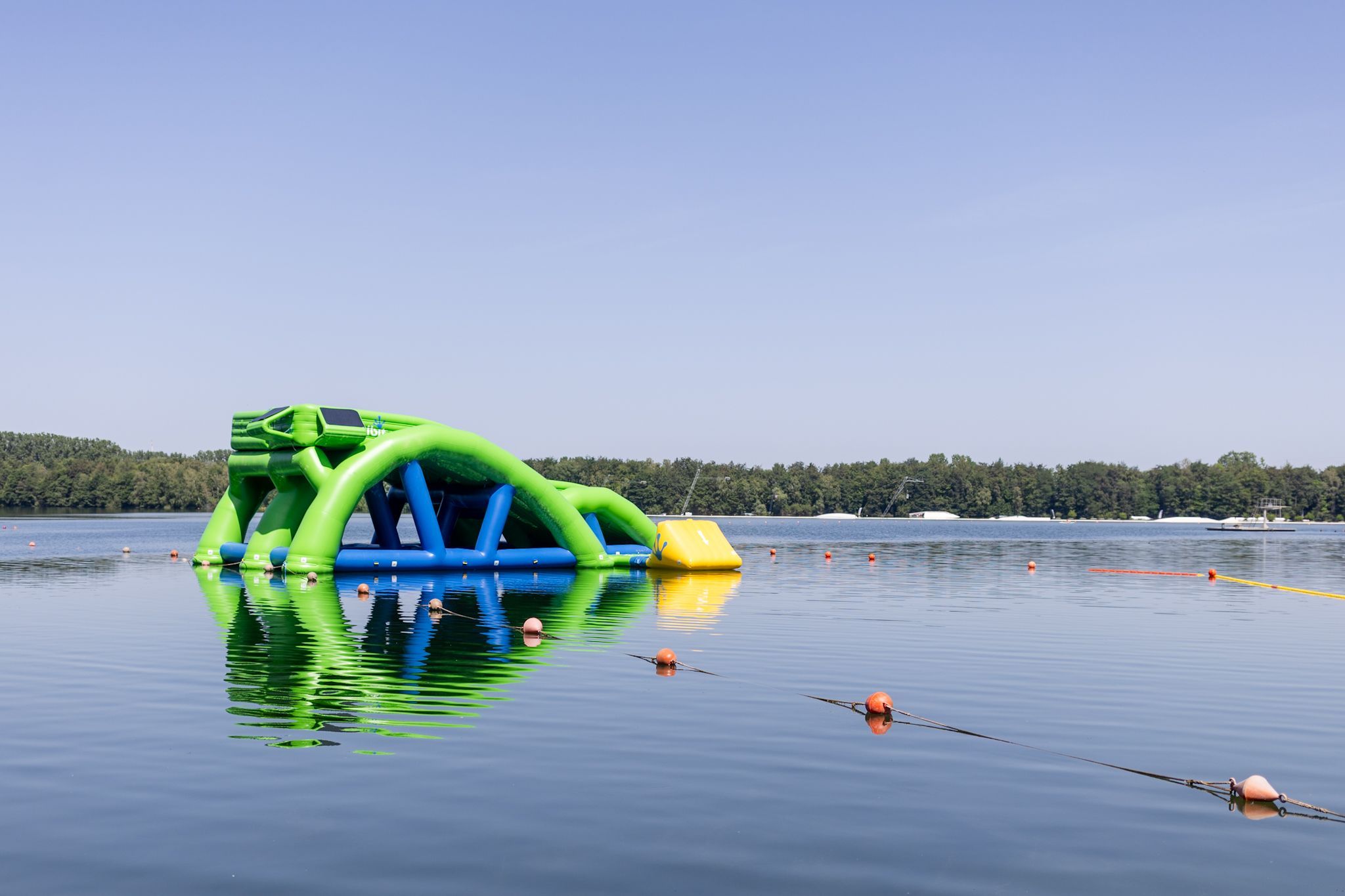 Eine große Wasserrutsche liegt im See.