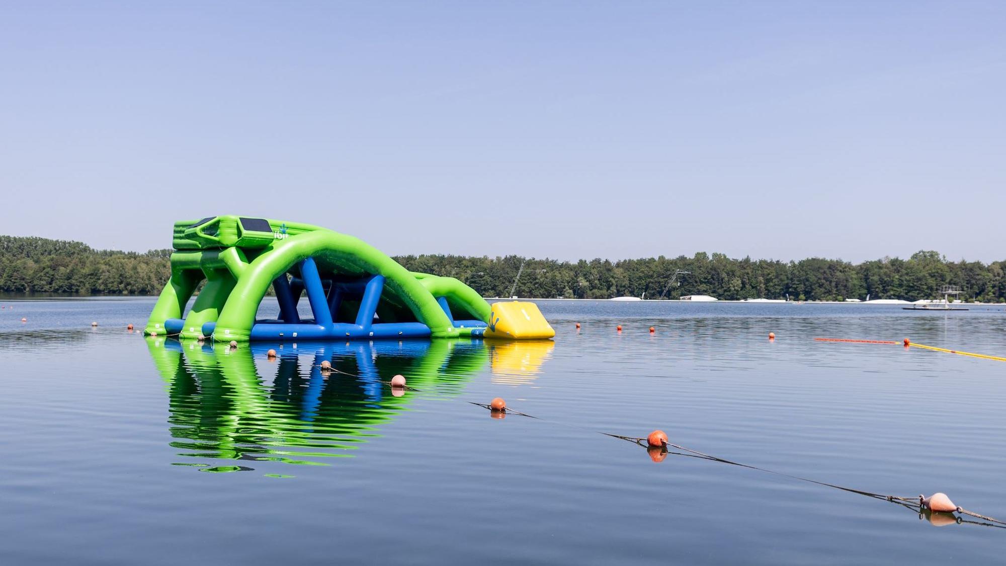 Eine große Wasserrutsche liegt im See.