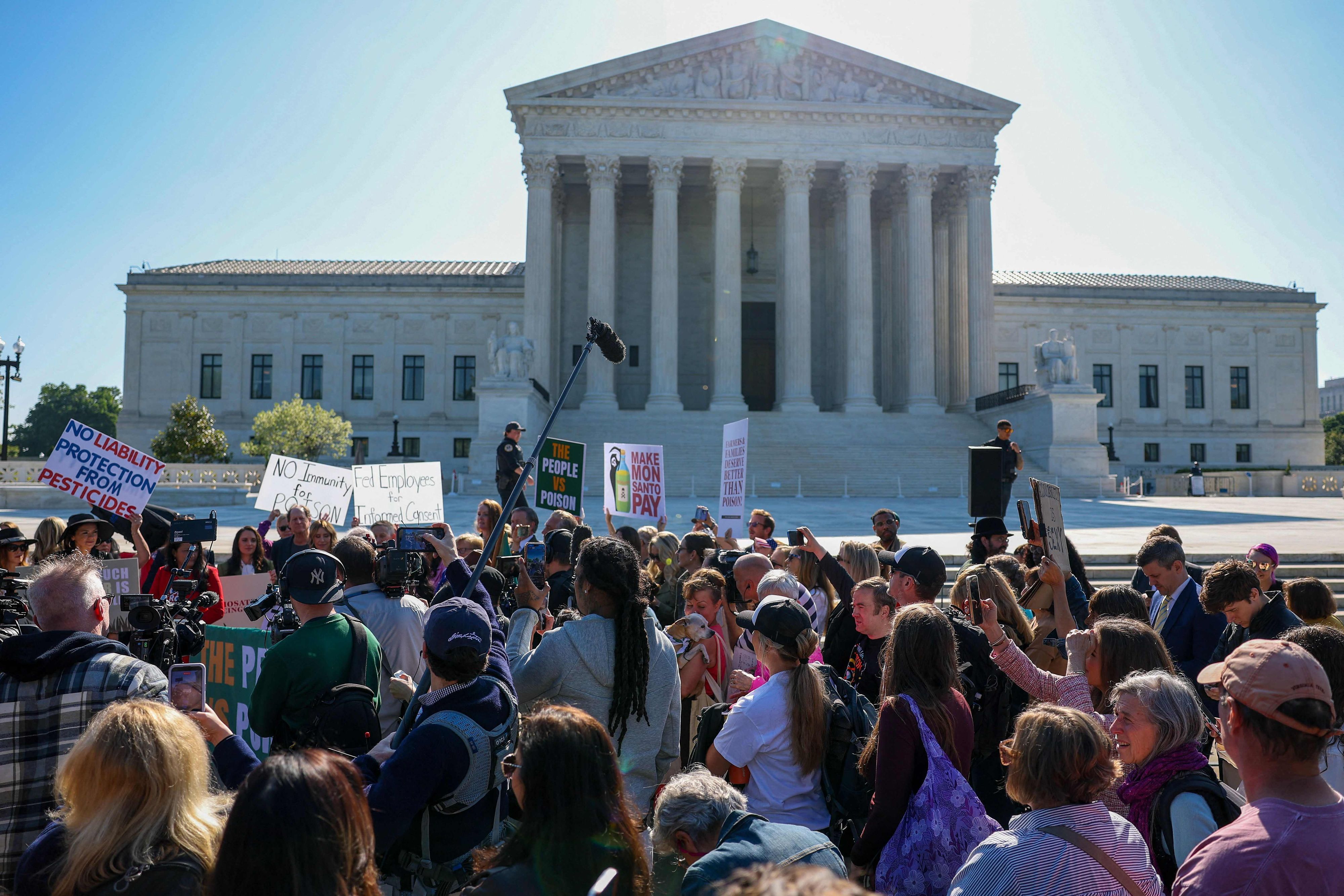Glyphosat-Kritiker protestieren während der Anhörung im April vor dem obersten US-Gerichtshof in Washington.