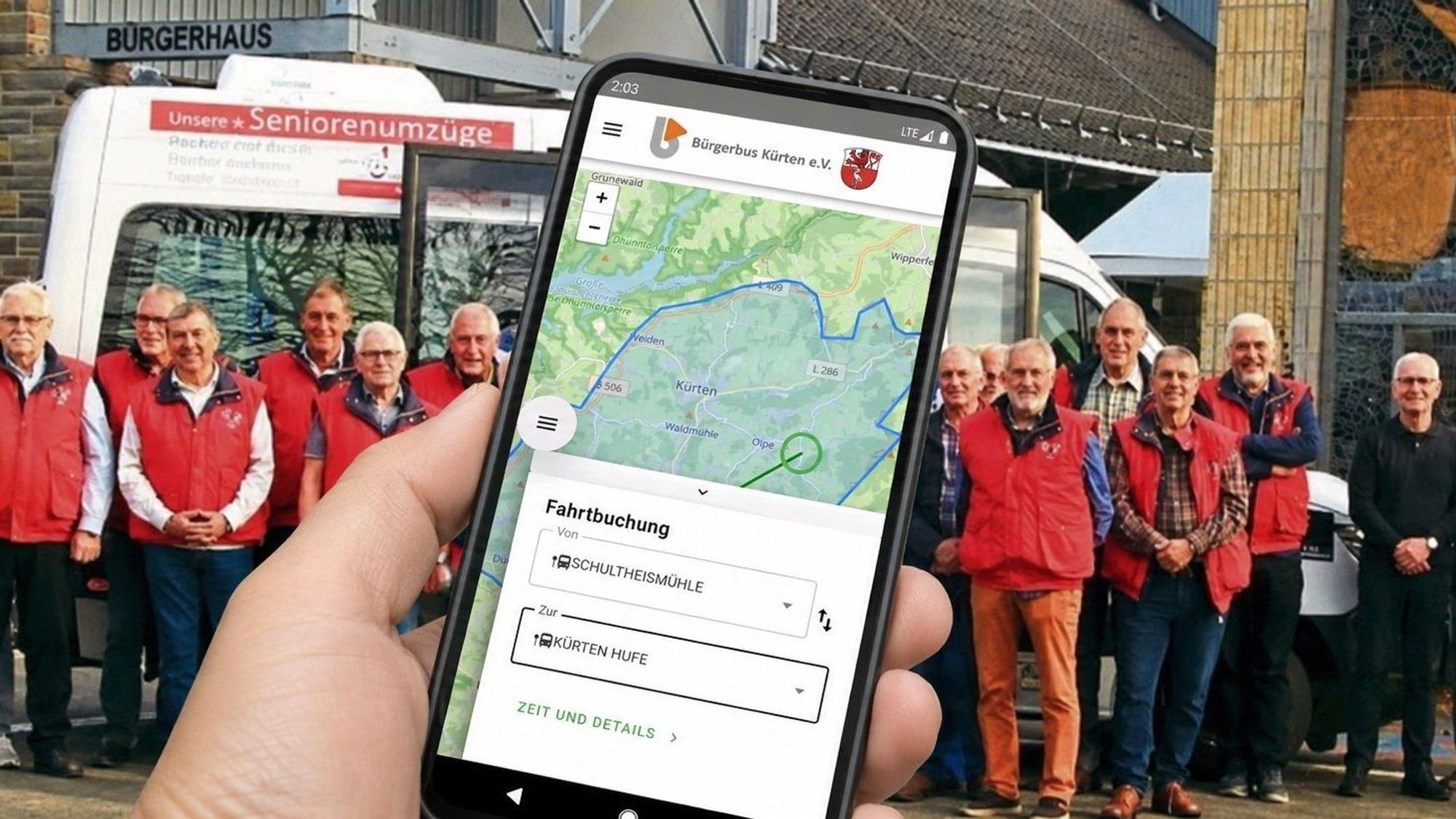 Der Bürgerbus Kürten kommt ab 1. Juli 2026 auch per App, das Foto zeigt die Bürgerbusfahrer und die Bürgerbus-App