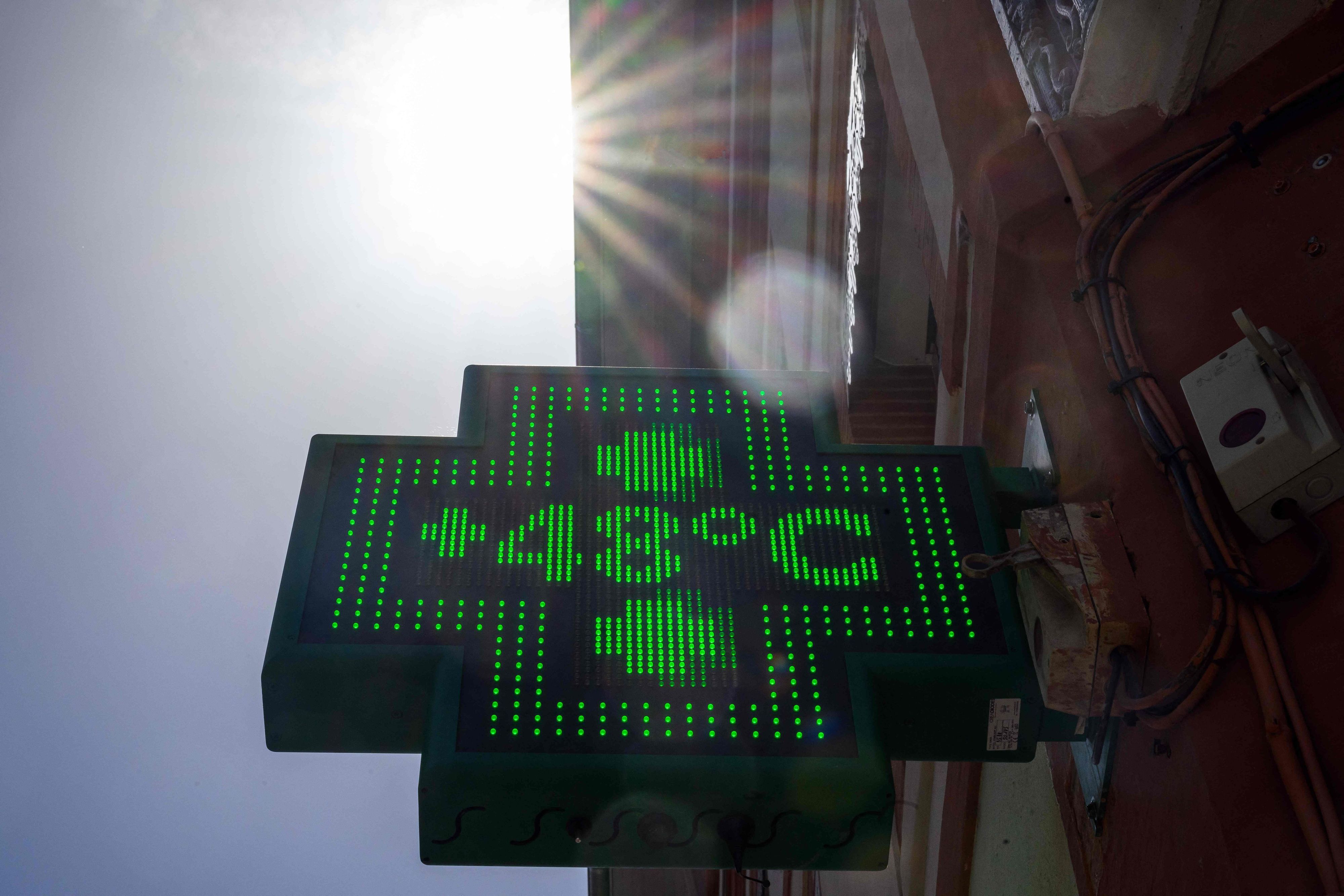 Dieses Foto zeigt das Schild einer Apotheke in Toulouse, auf dem eine Temperatur von 48 Grad Celsius angezeigt wird, während eine Hitzewelle Frankreich heimsucht.