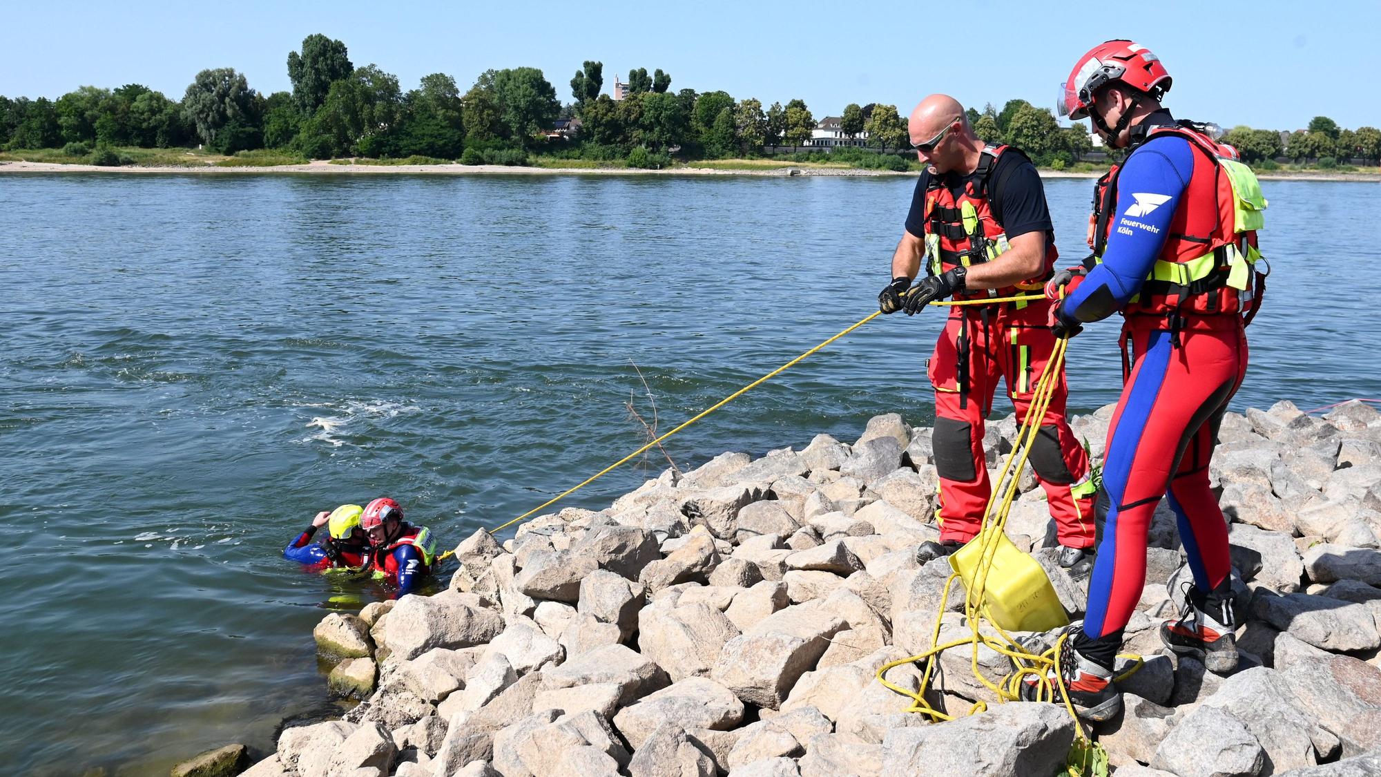 Rettungskräfte demonstrieren die Rettung eines Schwimmers mithilfe einer Leine am Rhein