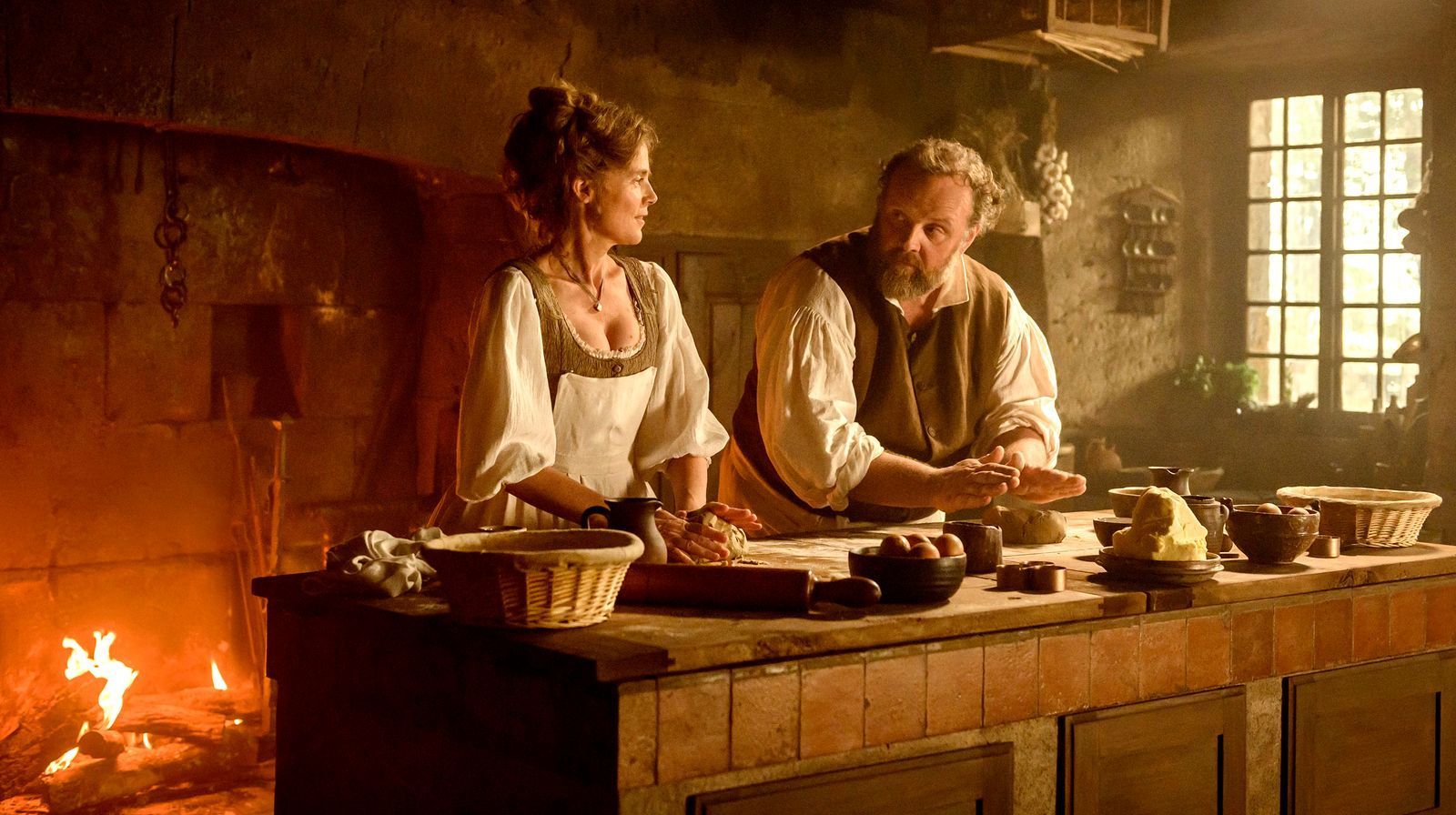 Louise (Isabelle Carré) und Pierre (Grégory Gadebois) wollen Essen für alle zum Genuss machen. (Bild: rbb/ARD Degeto/Neue Visionen Filmverleih/Jérôme Prébois)