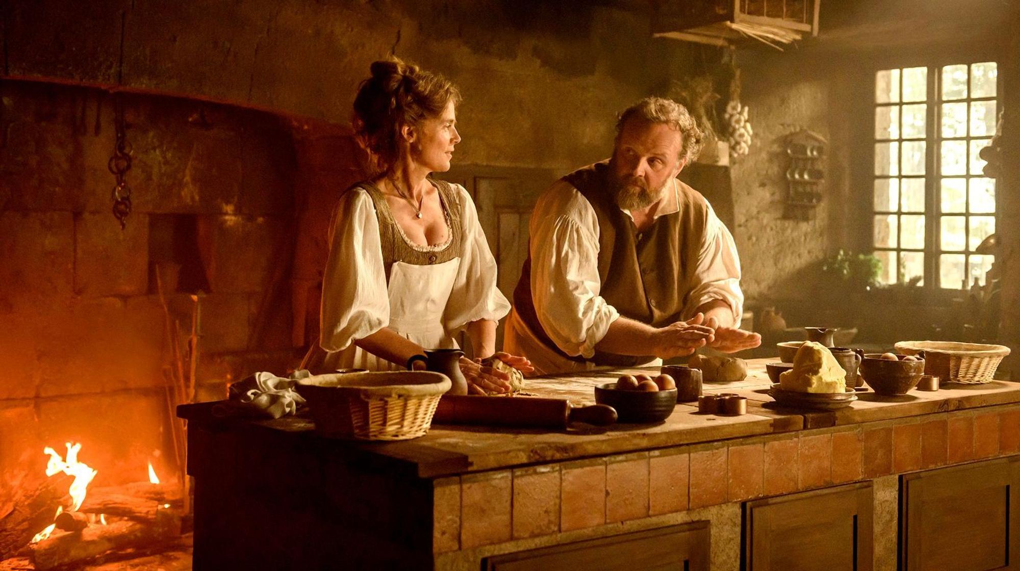 Louise (Isabelle Carré) und Pierre (Grégory Gadebois) wollen Essen für alle zum Genuss machen. (Bild: rbb/ARD Degeto/Neue Visionen Filmverleih/Jérôme Prébois)