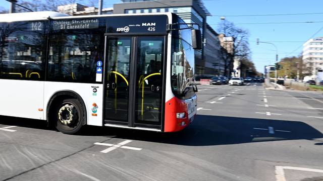 Ein Bus der KVB im Einsatz.