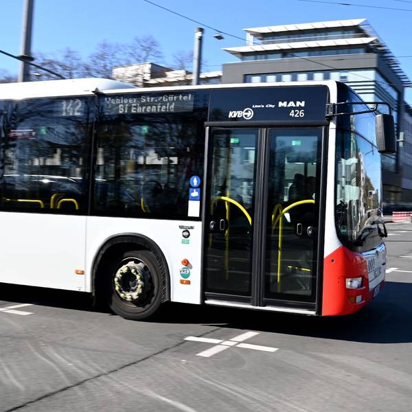 Ein Bus der KVB im Einsatz.