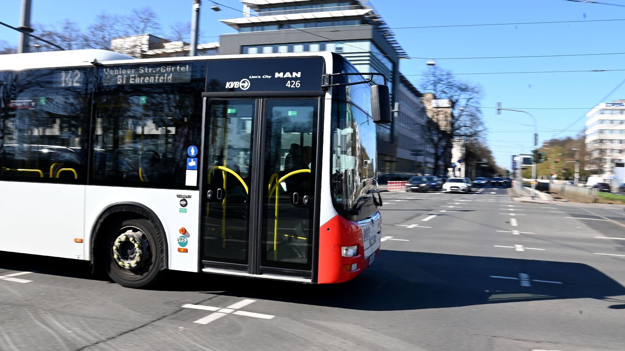 In Köln hat sich am Donnerstag (25. Juni) ein Unfall mit einem Bus der KVB ereignet (Symbolbild).