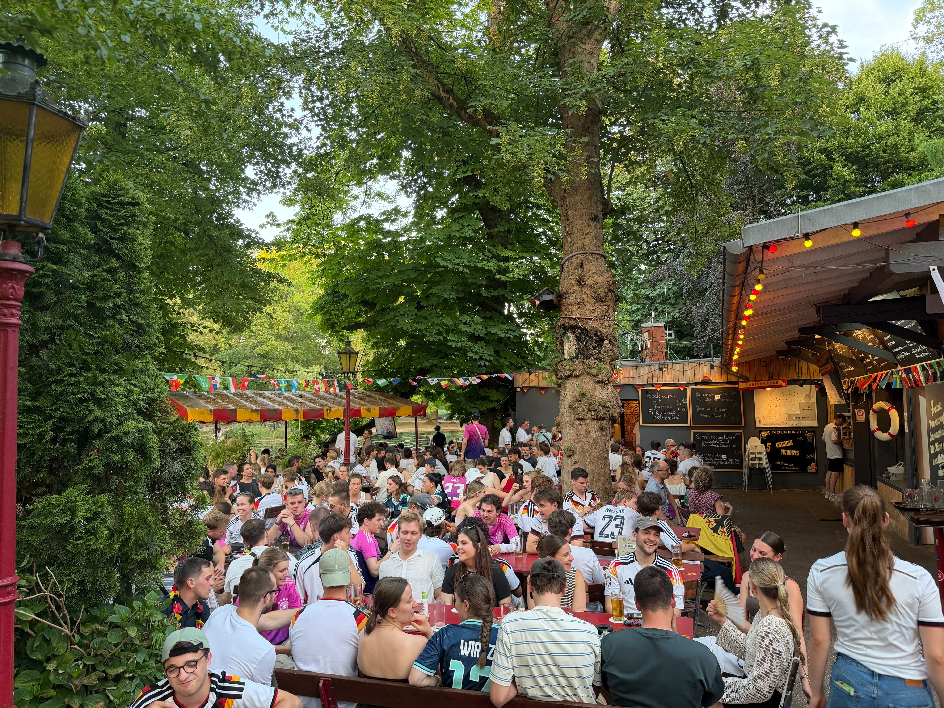 Der Biergarten im Volksgarten war schon Stunden vor dem Spiel rappelvoll.
