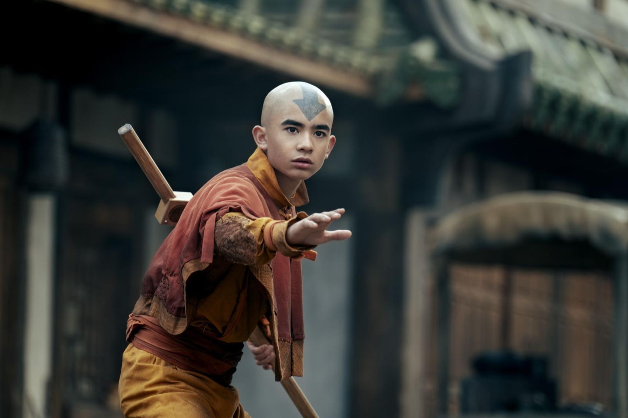 Auf seinen Schultern lastet das Schicksal der Welt: Dabei will Avatar Aang (Gordon Cormier) eigentlich nur Kind und Teenager sein. (Bild: © 2026 Netflix / Katie Yu)