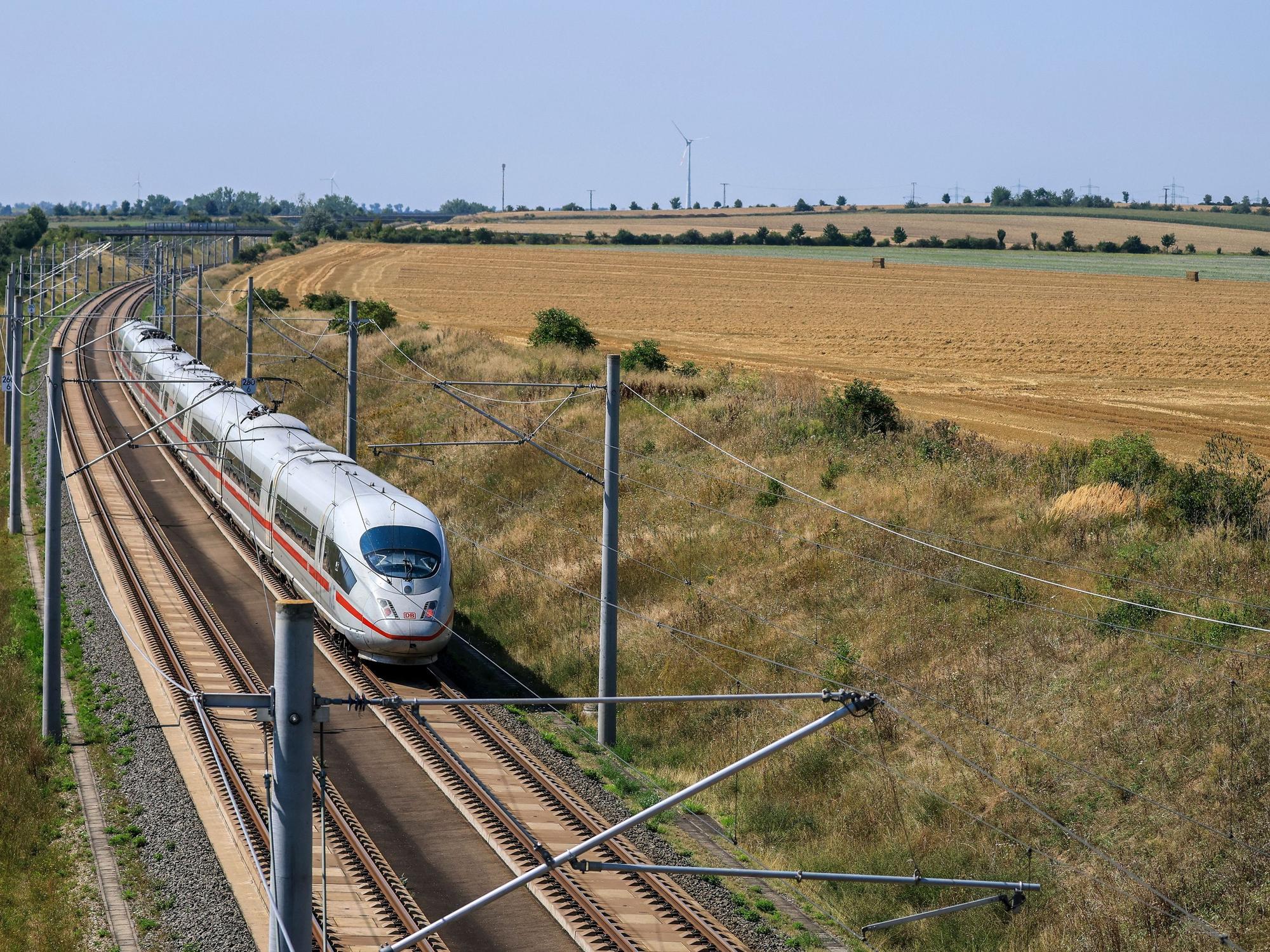 Die Deutsche Bahn befürchtet wegen des aktuellen Sommerwetters Störungen im Zugbetrieb.