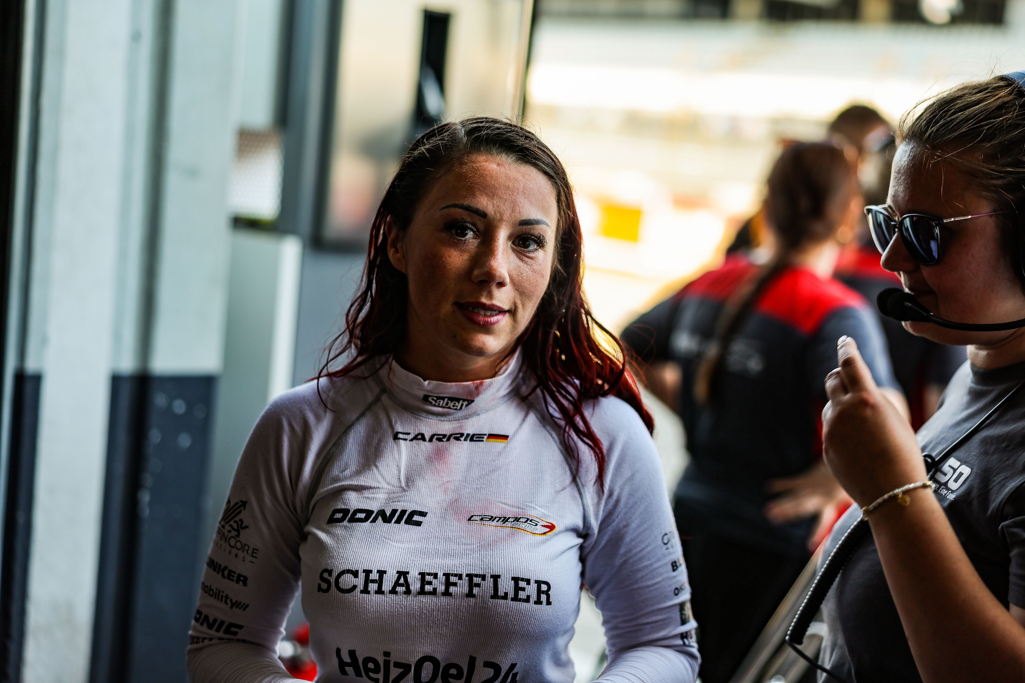 Carrie Schreiner nach ihrem Stint im Rennanzug.