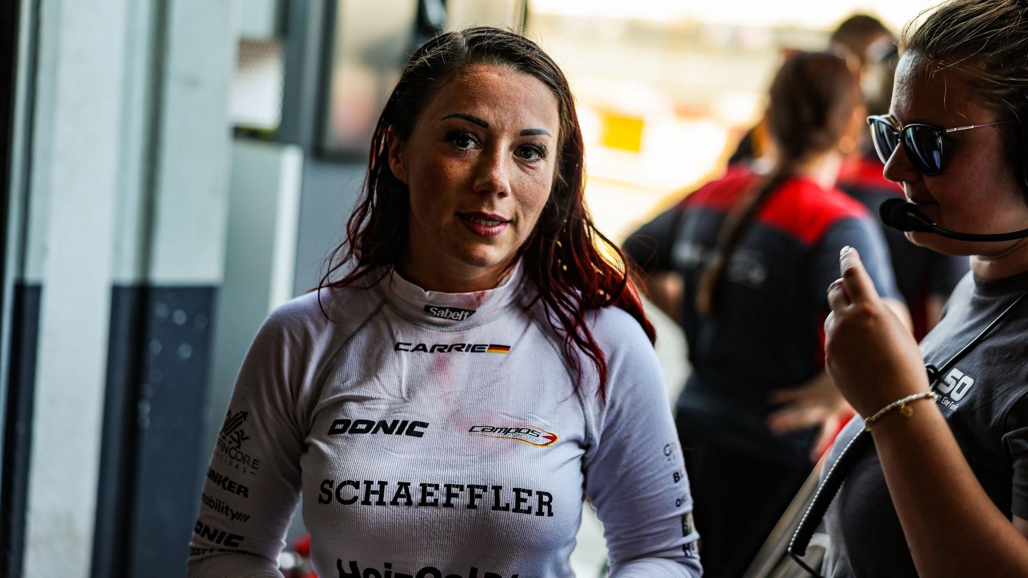Carrie Schreiner nach ihrem Stint im Rennanzug.