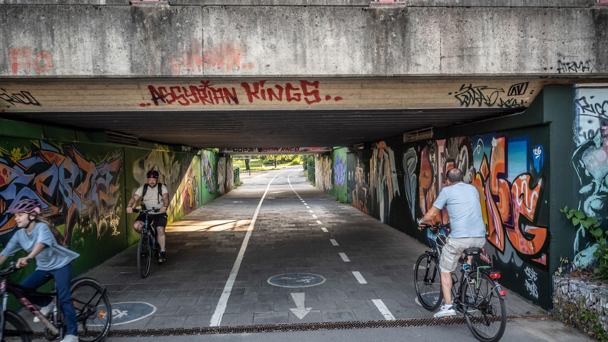 Der Radweg zwischen Sportpark und der Stelze wird durch diesen Tunnel unter dem Europaring geführt. Der Tunnel wird beim Bau der Stelze geschlossen, der Auftragnehmer könnte einen neuen Tunnel bauen lassen, das ist aber nicht klar.