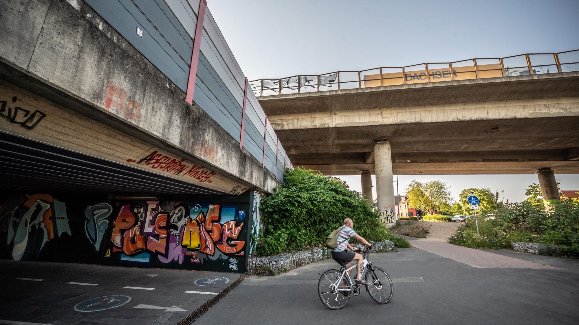 Der Radweg zwischen Sportpark und der Stelze wird durch diesen Tunnel unter dem Europaring geführt. Der Tunnel wird beim Bau der Stelze geschlossen, der Auftragnehmer könnte einen neuen Tunnel bauen lassen, das ist aber nicht klar.