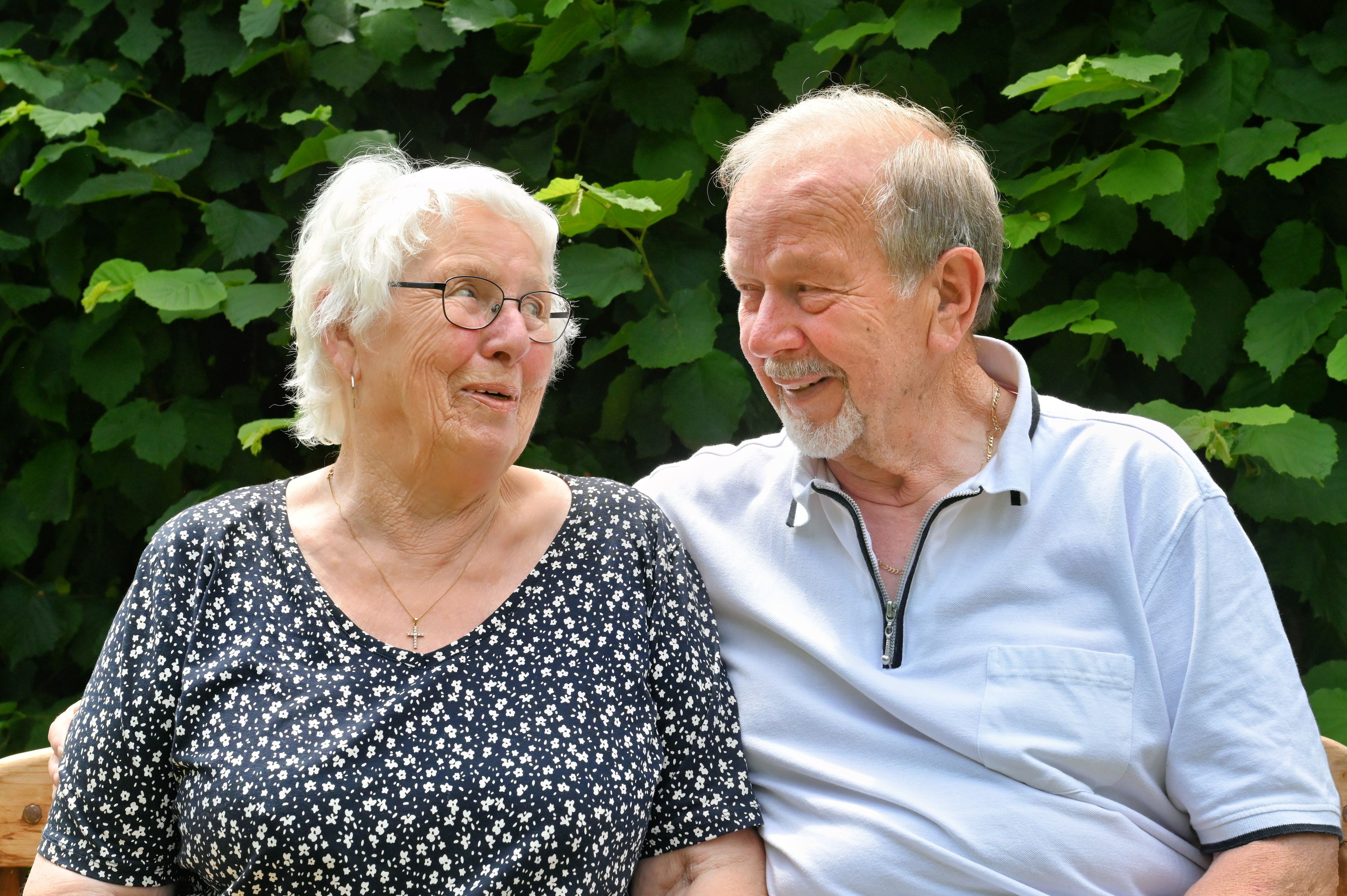 Veronica und Günter Fey schauen einander lächelnd in die Augen.