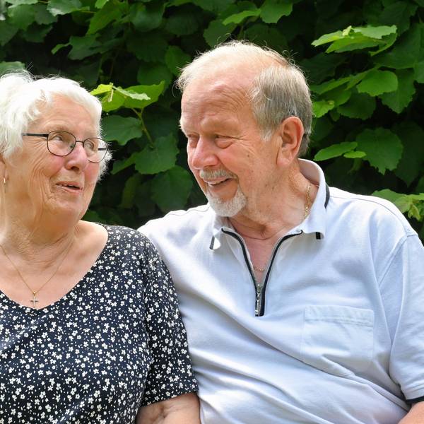 Veronica und Günter Fey schauen einander lächelnd in die Augen.