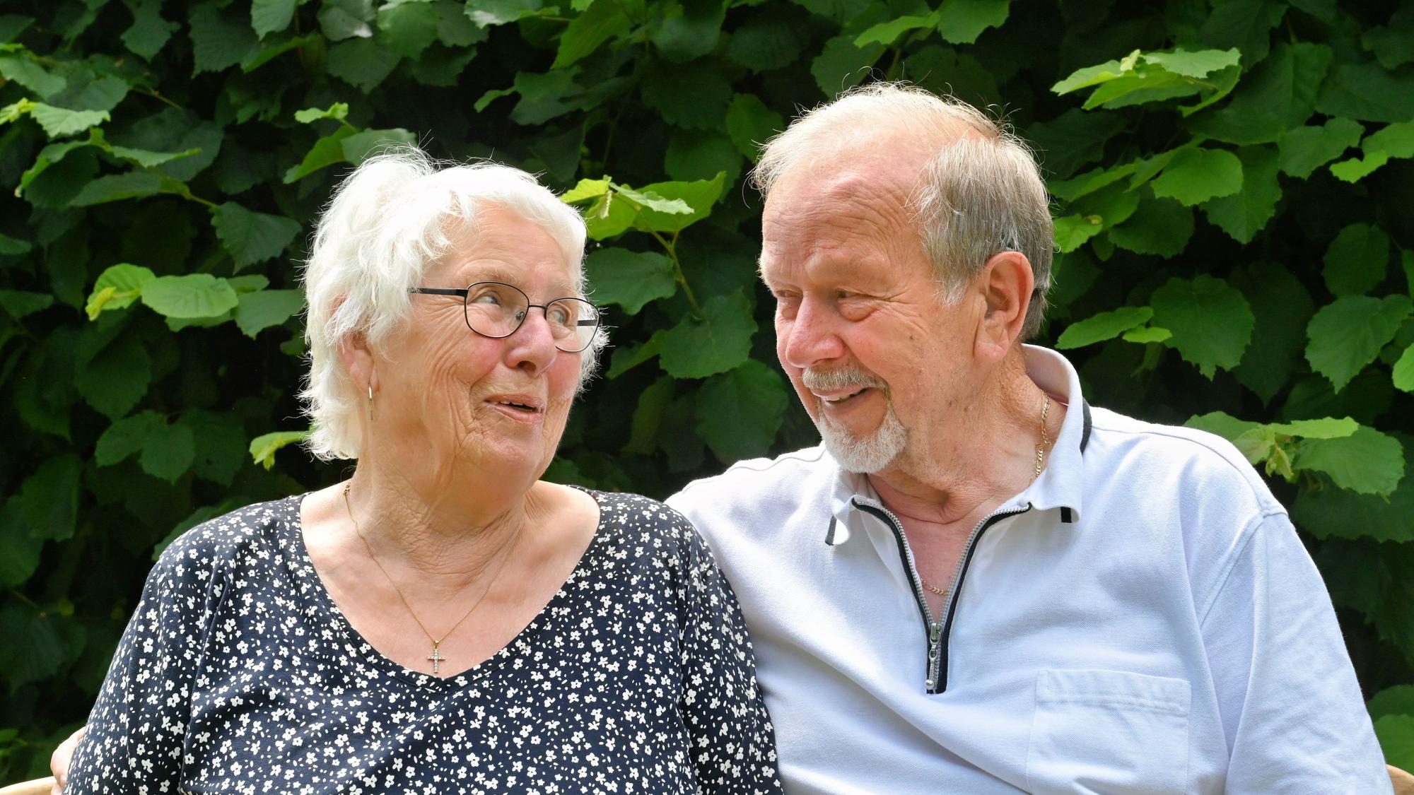 Veronica und Günter Fey schauen einander lächelnd in die Augen.