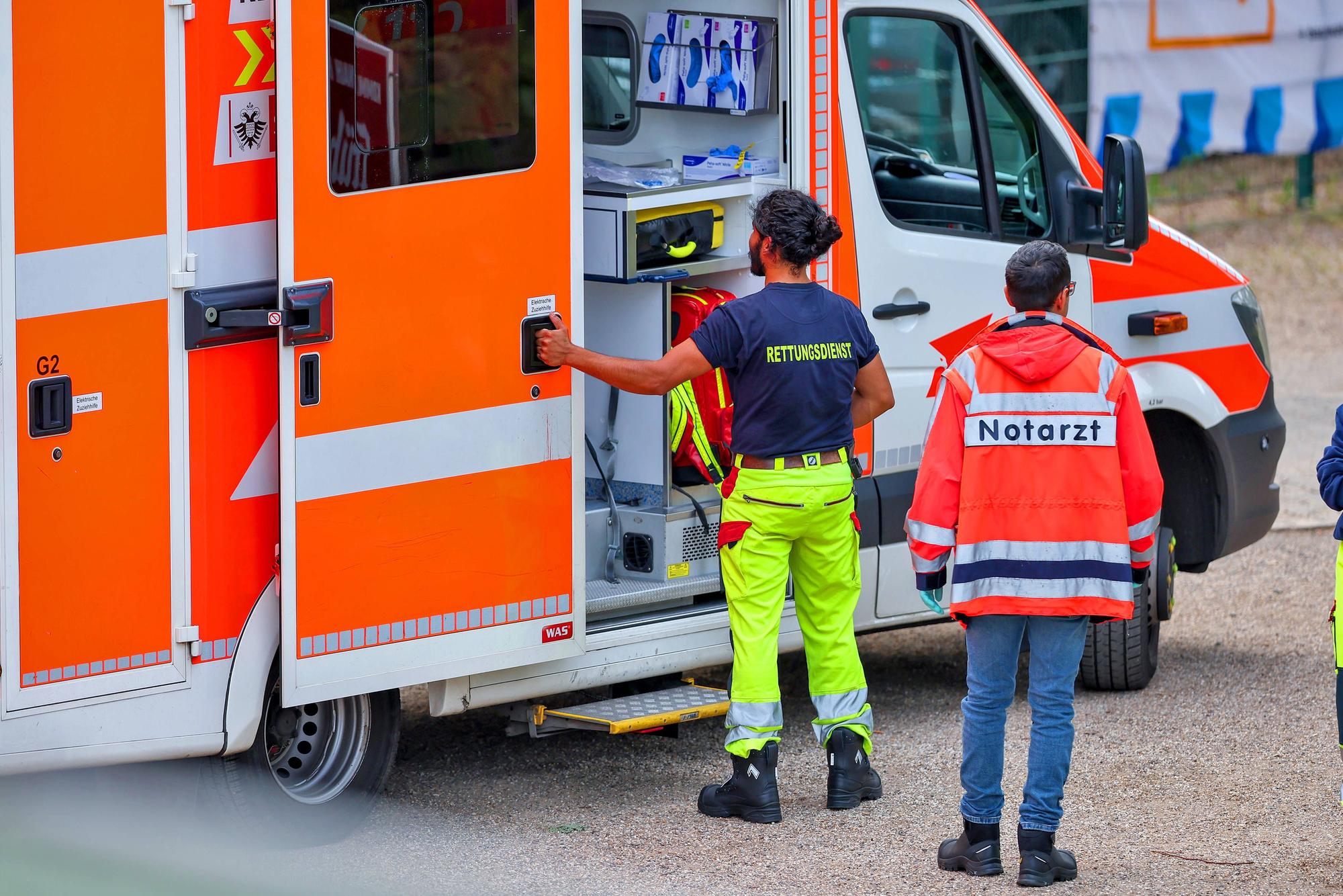 Ein Rettungswagen der Kölner Feuerwehr: Die Behörde meldet einen starken Anstieg der Einsätze wegen Hitze. (Archivbild)