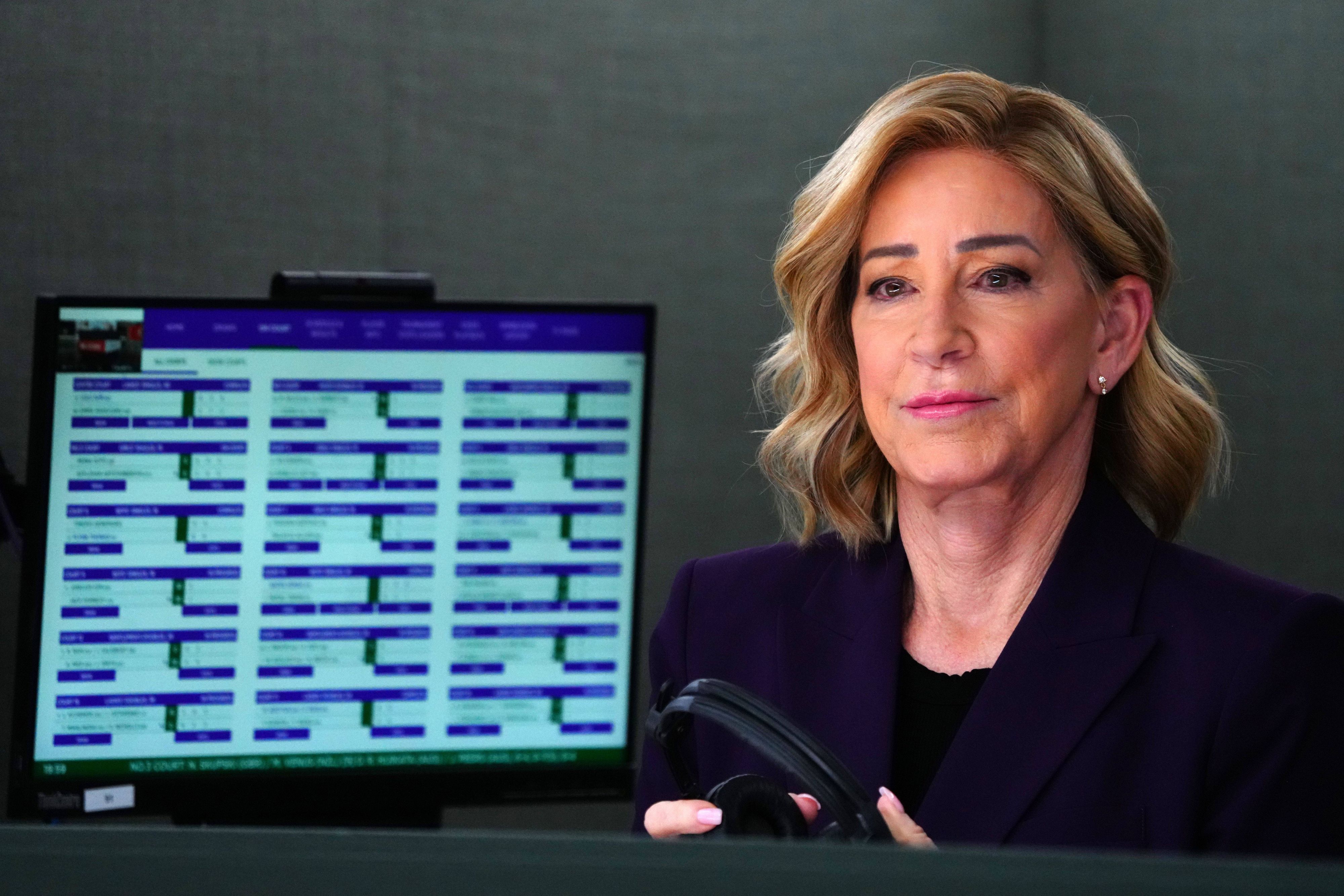 Chris Evert sitzt als Kommentatorin neben einem Bildschirm.