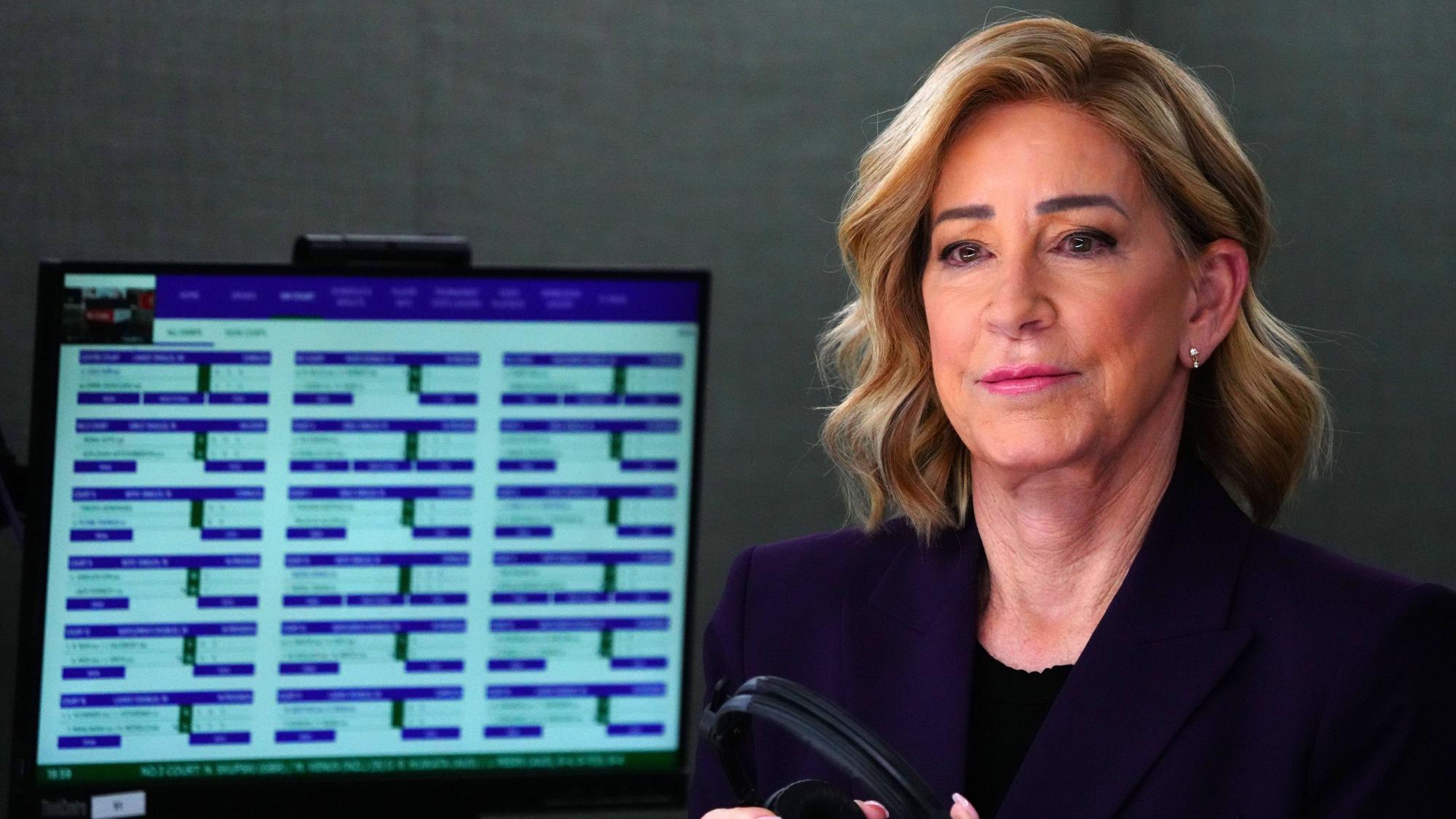 Chris Evert sitzt als Kommentatorin neben einem Bildschirm.