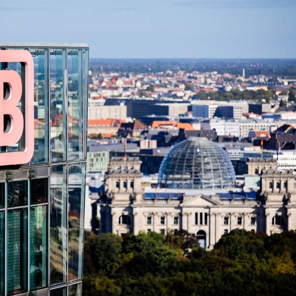 ARCHIV - 23.09.2025, Berlin: Das DB-Logo am Bahntower, Sitz der Dachgesellschaft der Deutschen Bahn, aufgenommen während einer Aufsichtsratssitzung der Deutschen Bahn, im Hintergrund das Reichstagsgebäude. (zu dpa: «Michael Obrowski wird neuer Finanzvorstand der Bahn») Foto: Christoph Soeder/dpa +++ dpa-Bildfunk +++