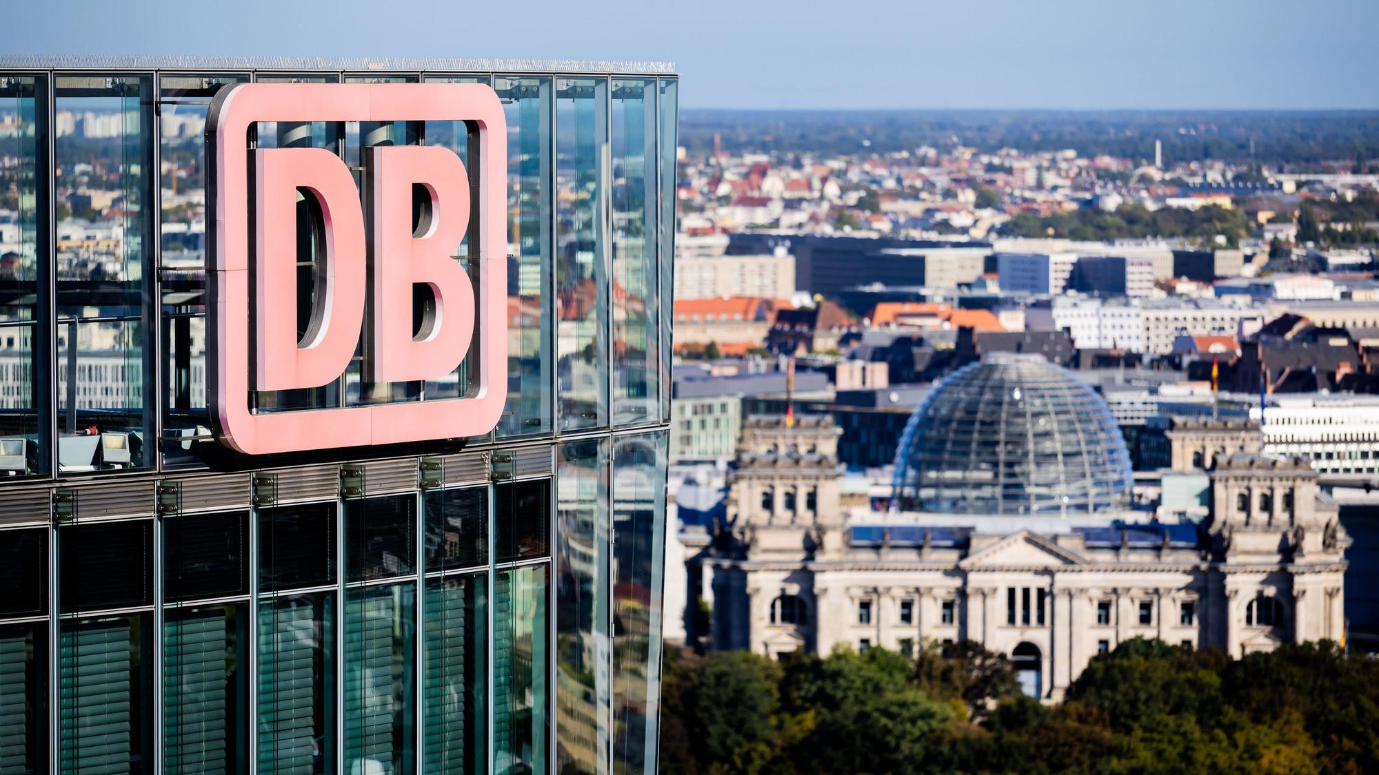 ARCHIV - 23.09.2025, Berlin: Das DB-Logo am Bahntower, Sitz der Dachgesellschaft der Deutschen Bahn, aufgenommen während einer Aufsichtsratssitzung der Deutschen Bahn, im Hintergrund das Reichstagsgebäude. (zu dpa: «Michael Obrowski wird neuer Finanzvorstand der Bahn») Foto: Christoph Soeder/dpa +++ dpa-Bildfunk +++
