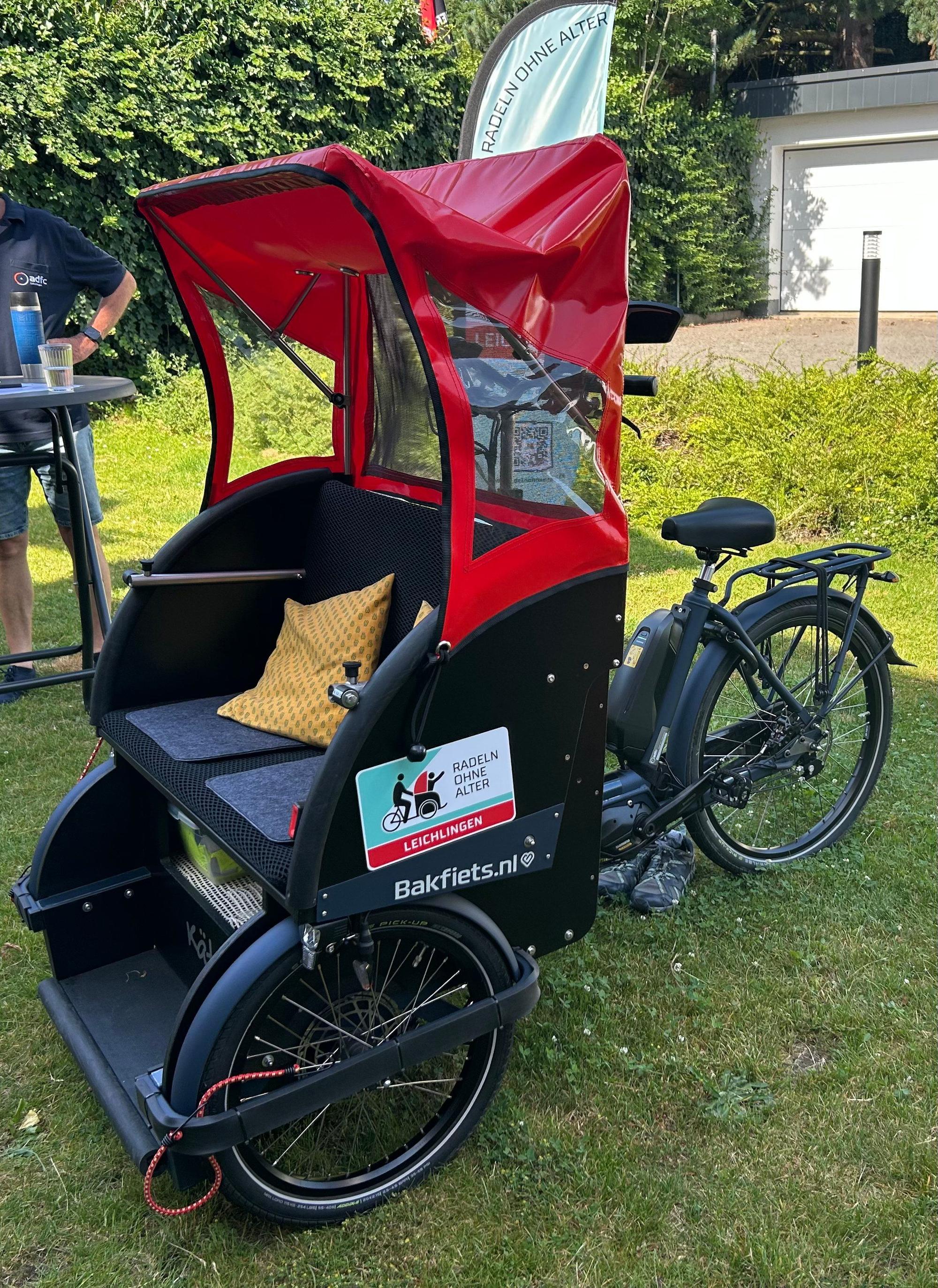 Die E-Rikscha verfügt über einen elektrischen Motor und eine Gangschaltung.
