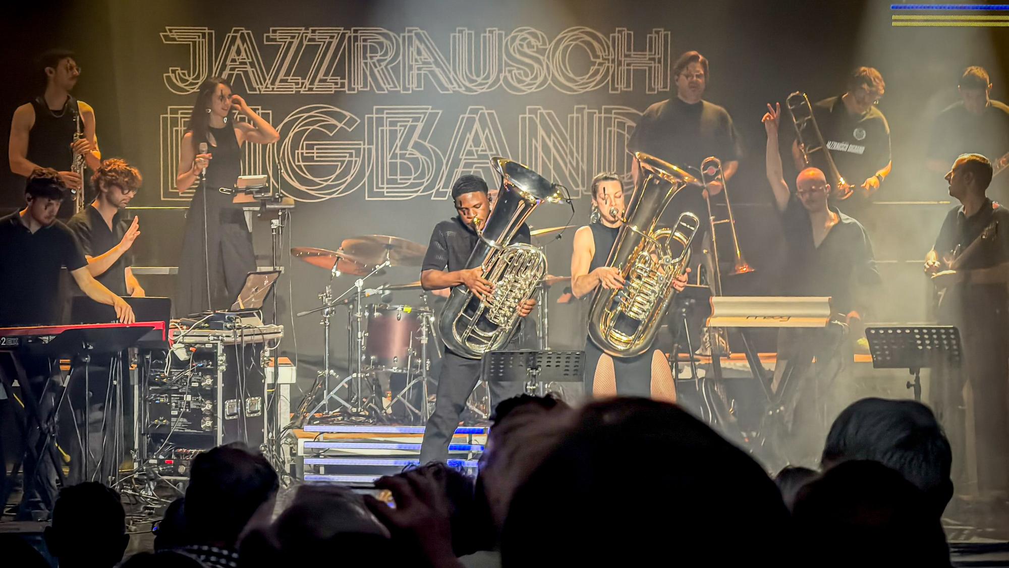 Die Jazzrausch Big Band und Joshua Williams begeistern beim „Start“-Festival im Erholungshaus mit einer energiegeladenen, lauten Mischung aus Jazz und Techno.