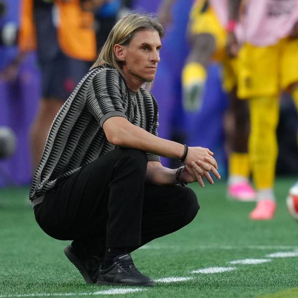 Ecuador-Trainer Sebastián Beccacece kniet am Spielfeldrand.