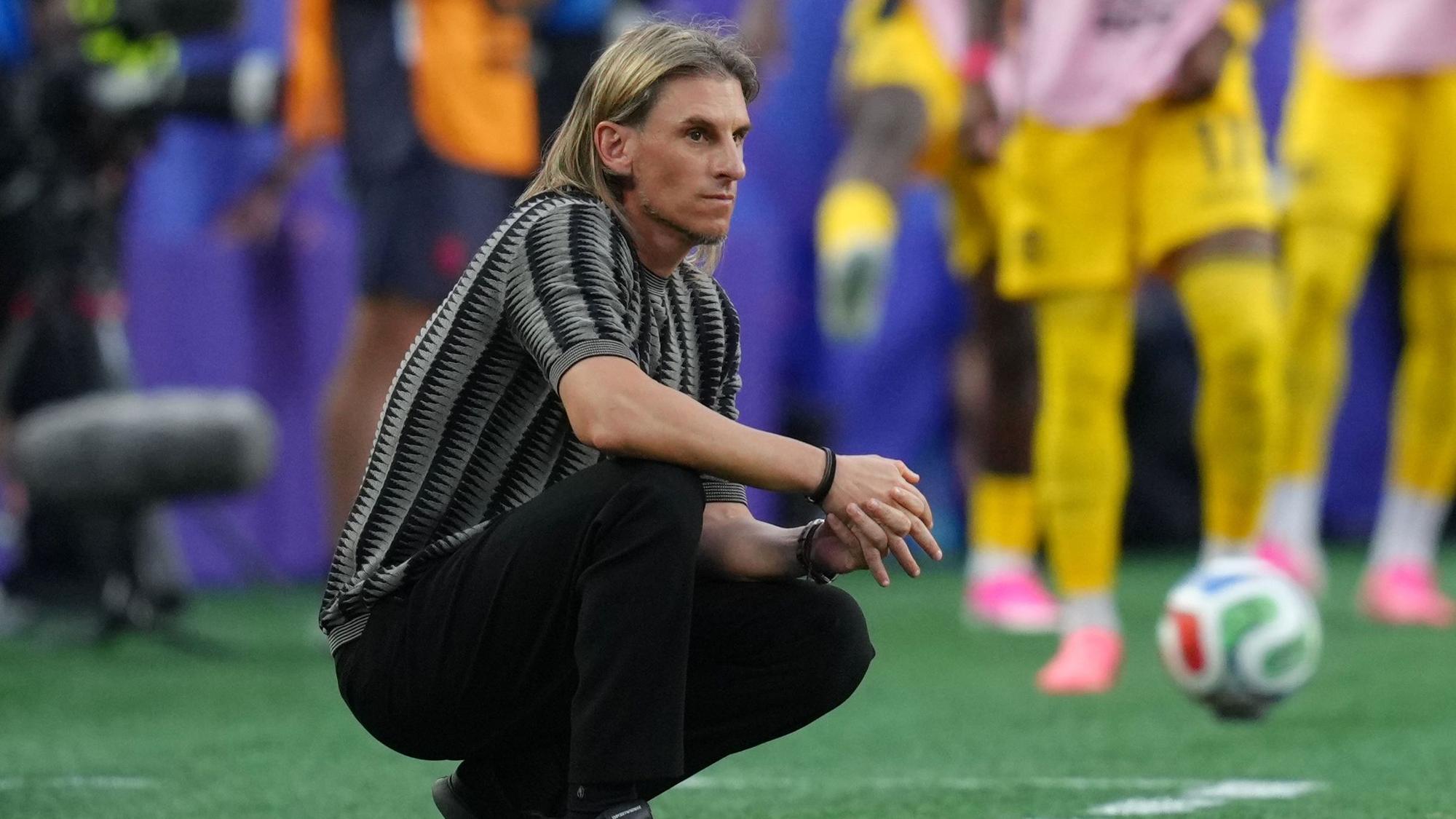 Ecuador-Trainer Sebastián Beccacece kniet am Spielfeldrand.