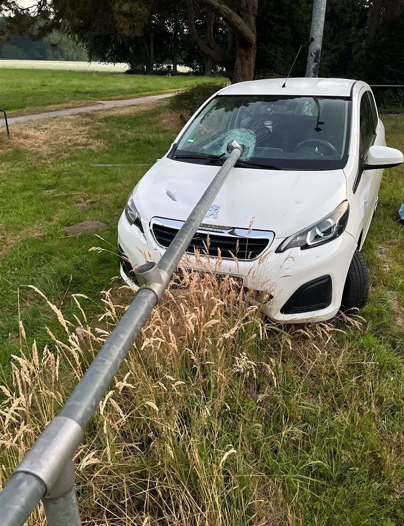 Das Foto zeigt das bei einem Driftmanöver beschädigte Auto, das von einer Eisenstange durchbohrt wurde.