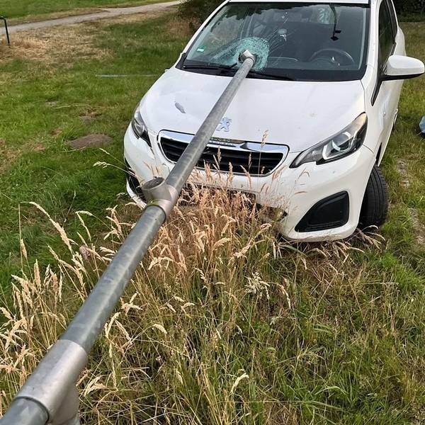 Das Foto zeigt das bei einem Driftmanöver beschädigte Auto, das von einer Eisenstange durchbohrt wurde.