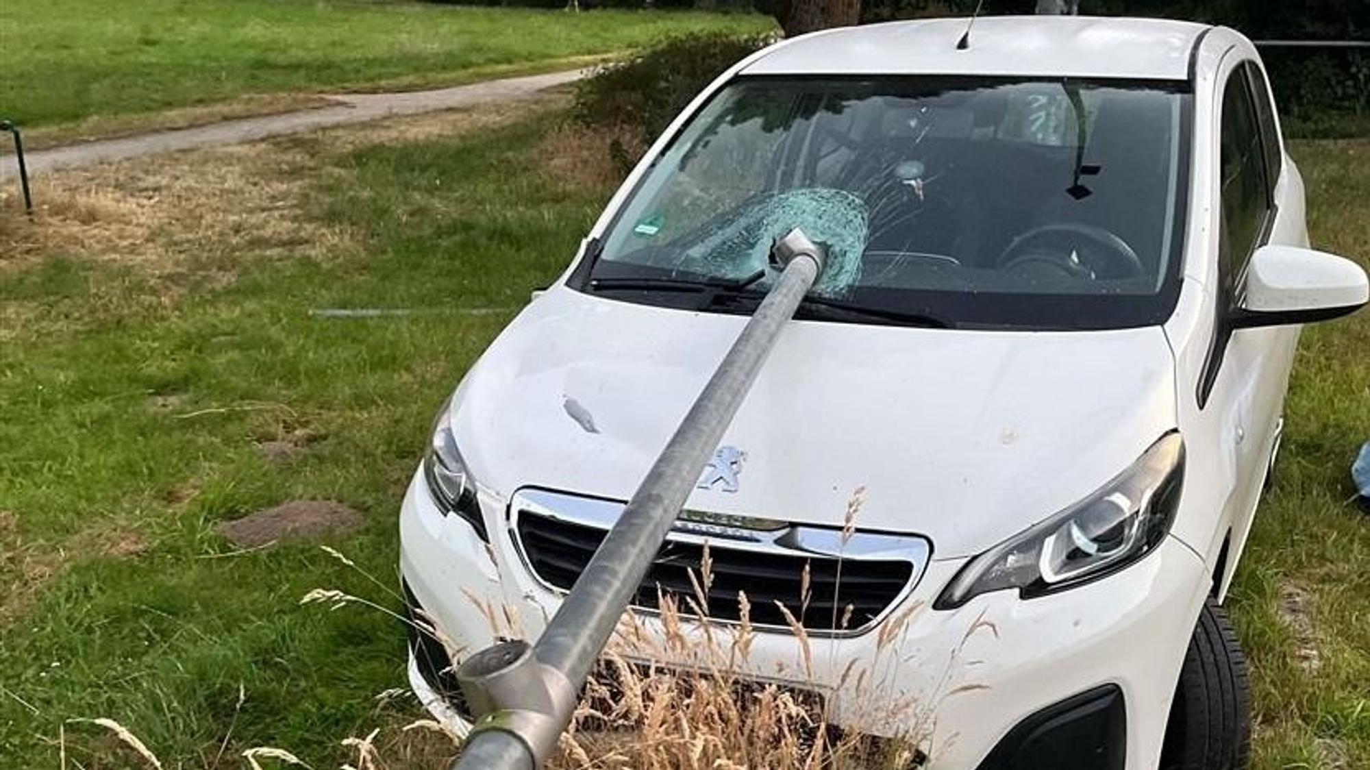 Das Foto zeigt das bei einem Driftmanöver beschädigte Auto, das von einer Eisenstange durchbohrt wurde.
