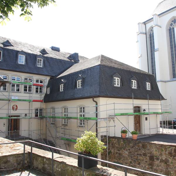 Haus Maurus mit dem Karmel der Unbeschuhten Karmeliten auf dem Michaelsberg bekommt einen neuen Anstrich