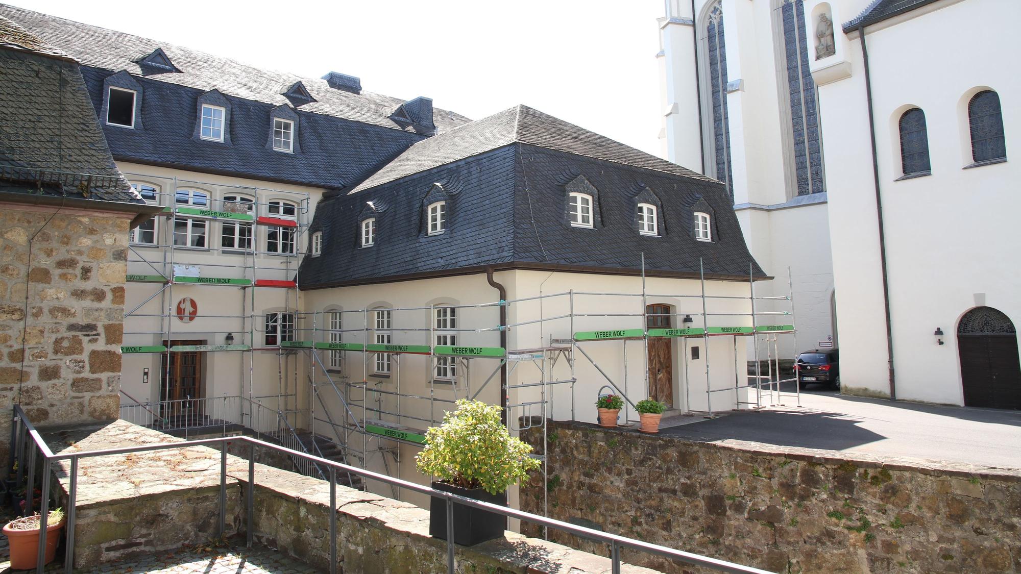 Haus Maurus mit dem Karmel der Unbeschuhten Karmeliten auf dem Michaelsberg bekommt einen neuen Anstrich