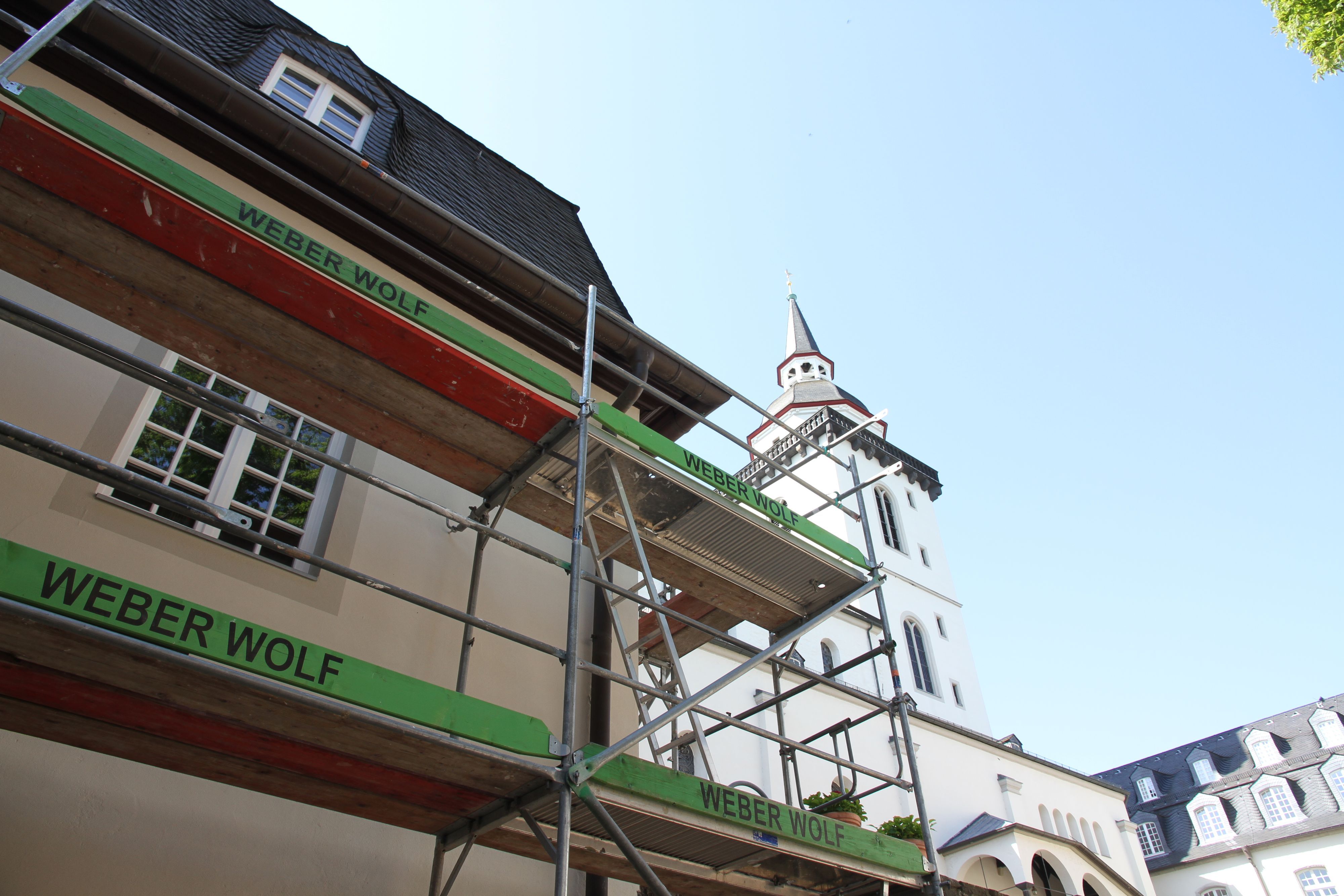 Haus Maurus mit dem Karmel der Unbeschuhten Karmeliten auf dem Michaelsberg bekommt einen neuen Anstrich